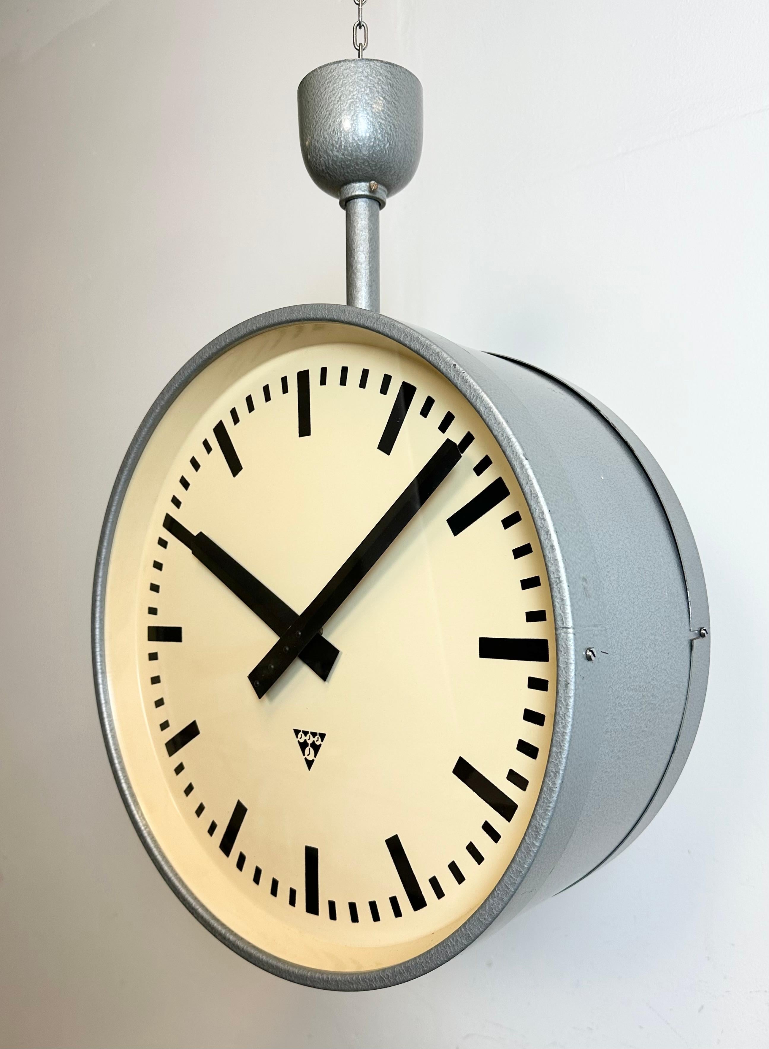 Tchèque Grande horloge industrielle double face de chemin de fer ou d'usine de Pragotron, années 1960 en vente