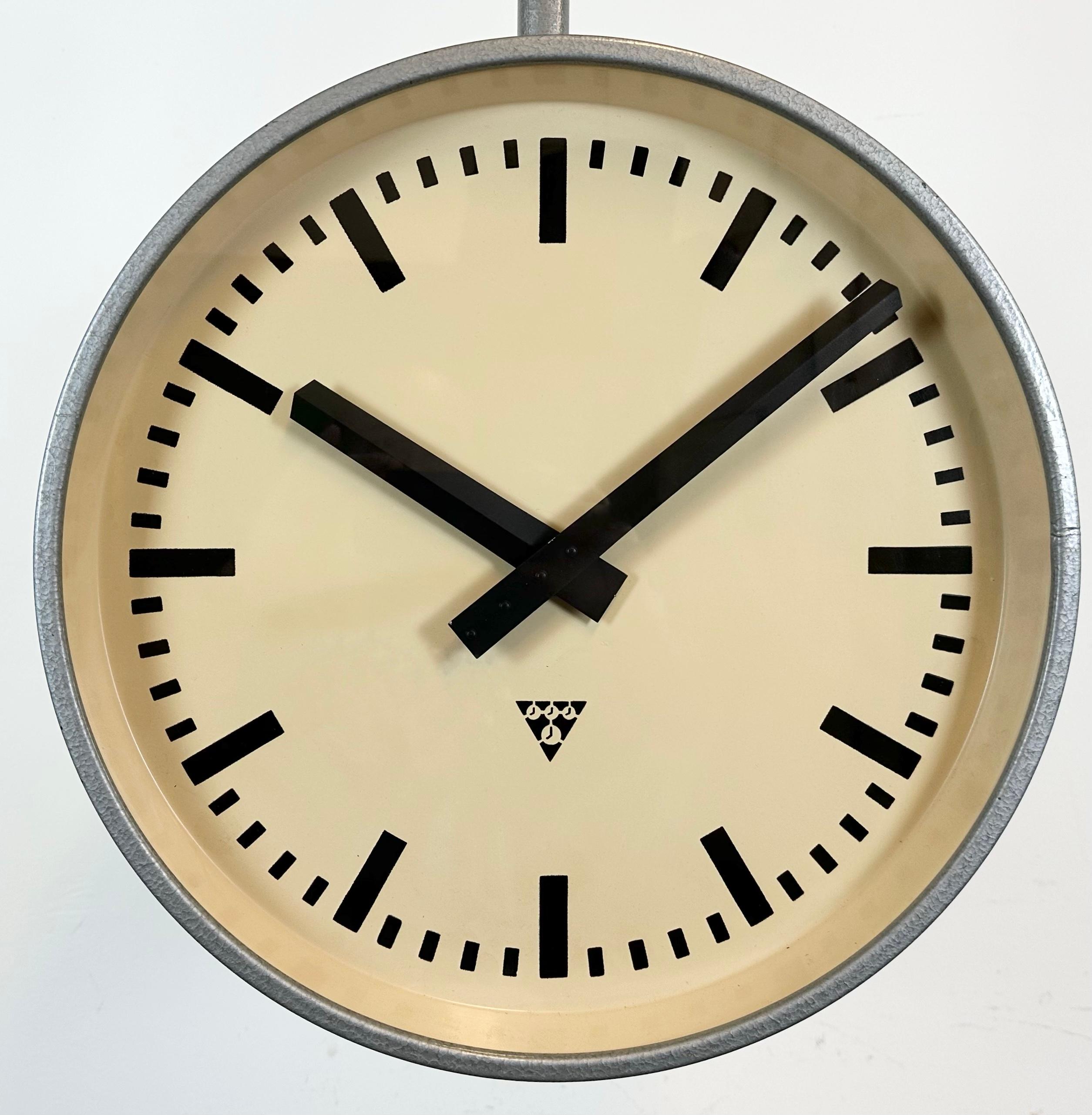 Grande horloge industrielle double face de chemin de fer ou d'usine de Pragotron, années 1960 en vente 1
