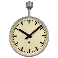 Grande orologio industriale bifacciale da ferrovia o da fabbrica di Pragotron, anni '60