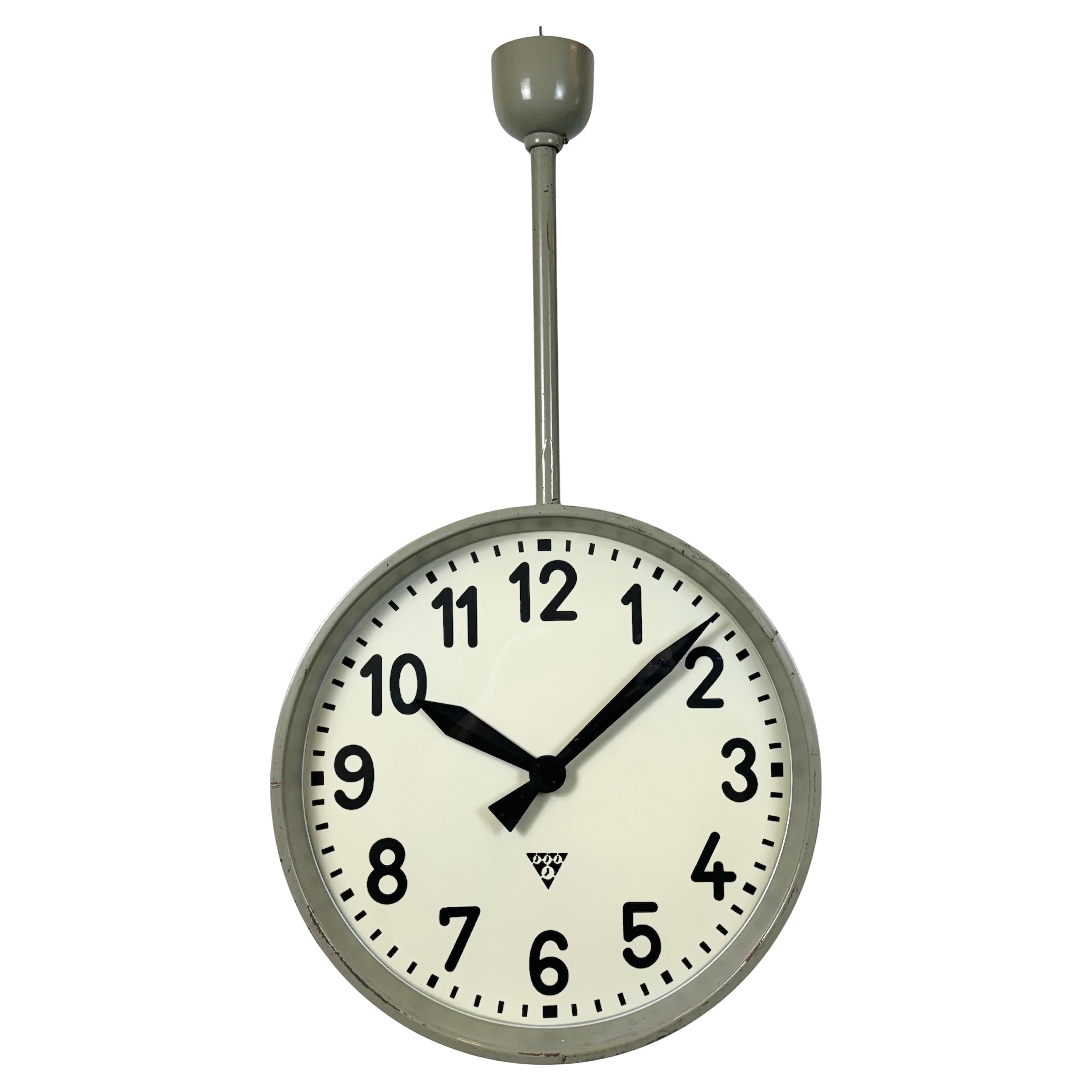 Gran reloj industrial de doble cara para ferrocarril o fábrica de Pragotron, años 1960