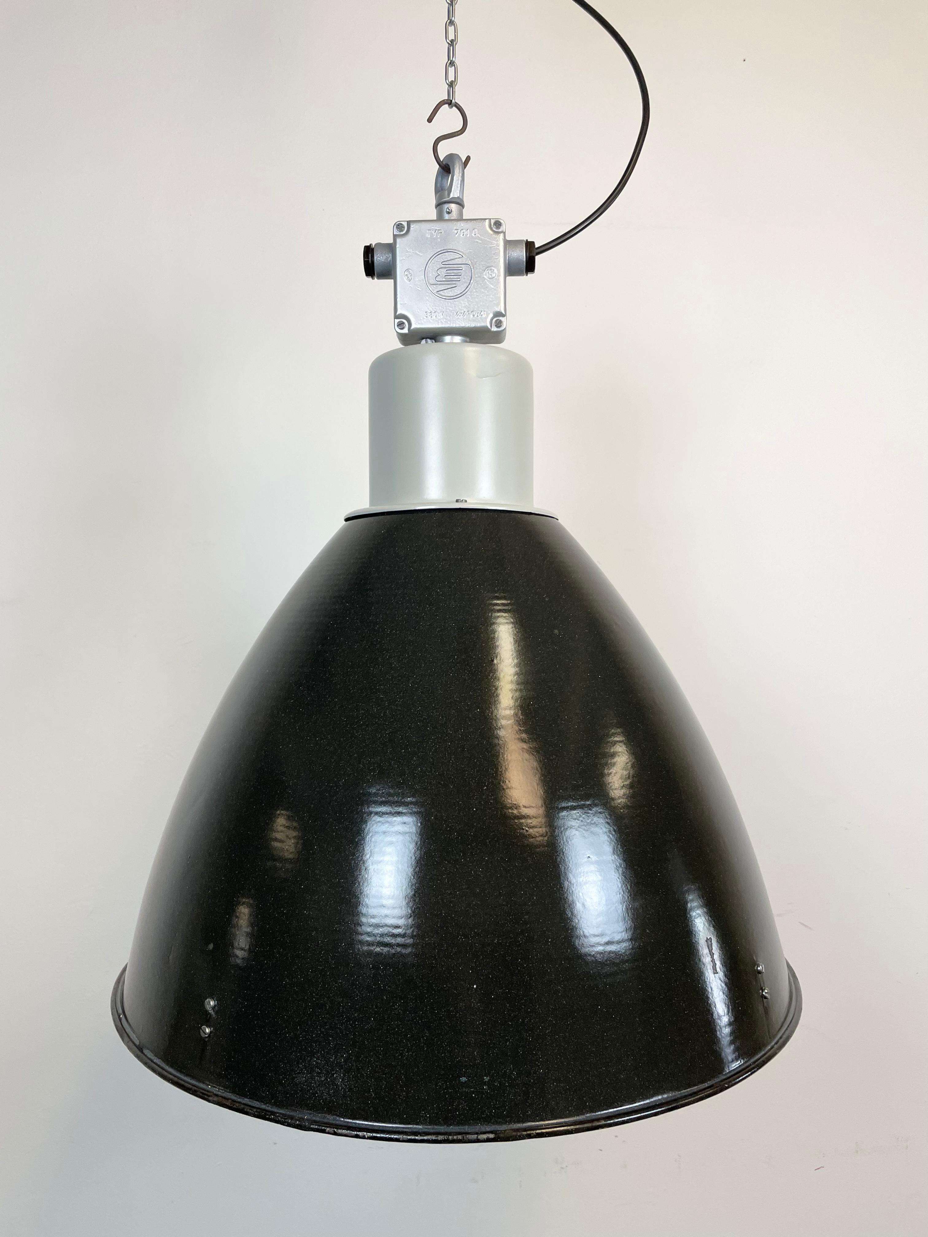 Industrial enamel pendant lamp designed and produced by Elektrosvit in former Czechoslovakia during the 1960s. It features a grey metal top with cast aluminium box and black ( dark grey ) enamel shade with white enamel interior.
New porcelain