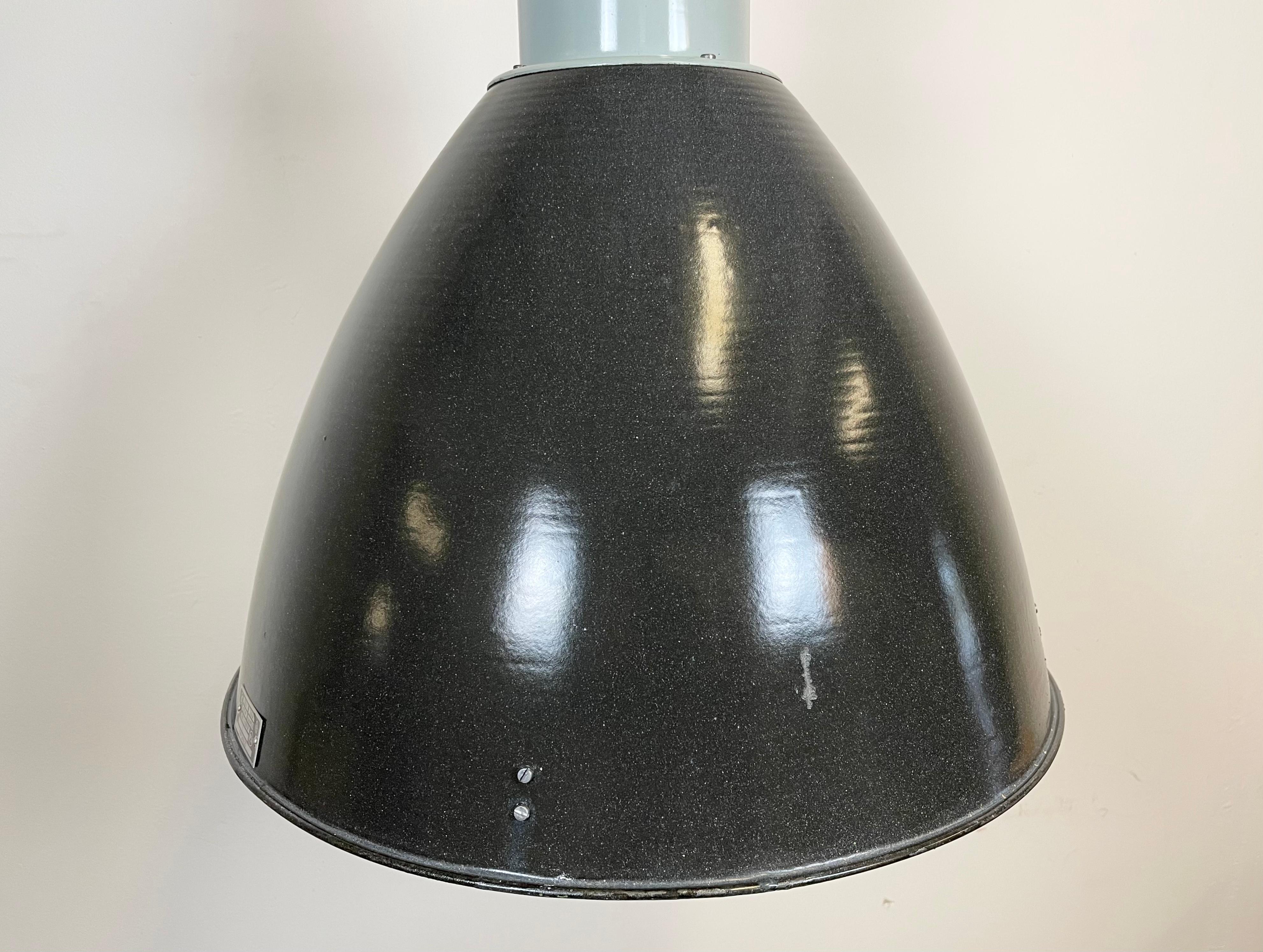 Large Industrial Enamel Factory Pendant Lamp from Elektrosvit, 1960s In Good Condition For Sale In Kojetice, CZ