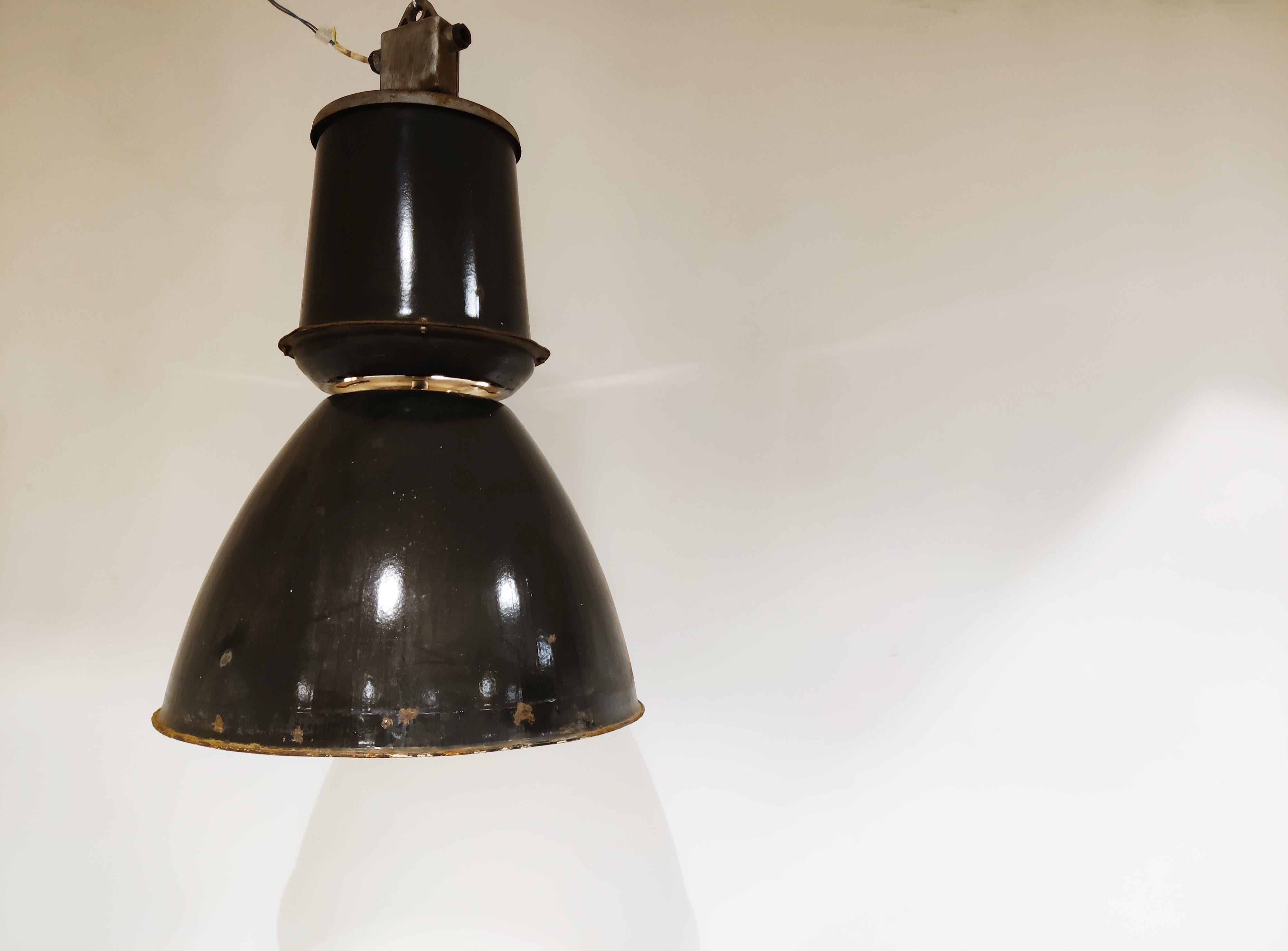 Impressive heavy duty industrial lamps with a cast iron top and enamel lamp shades.

The lamps have a nice Industrial look and would be a lovely contrast for a modern interior.

Great for a bar, and restaurant, shop,..

Rewired, tested and