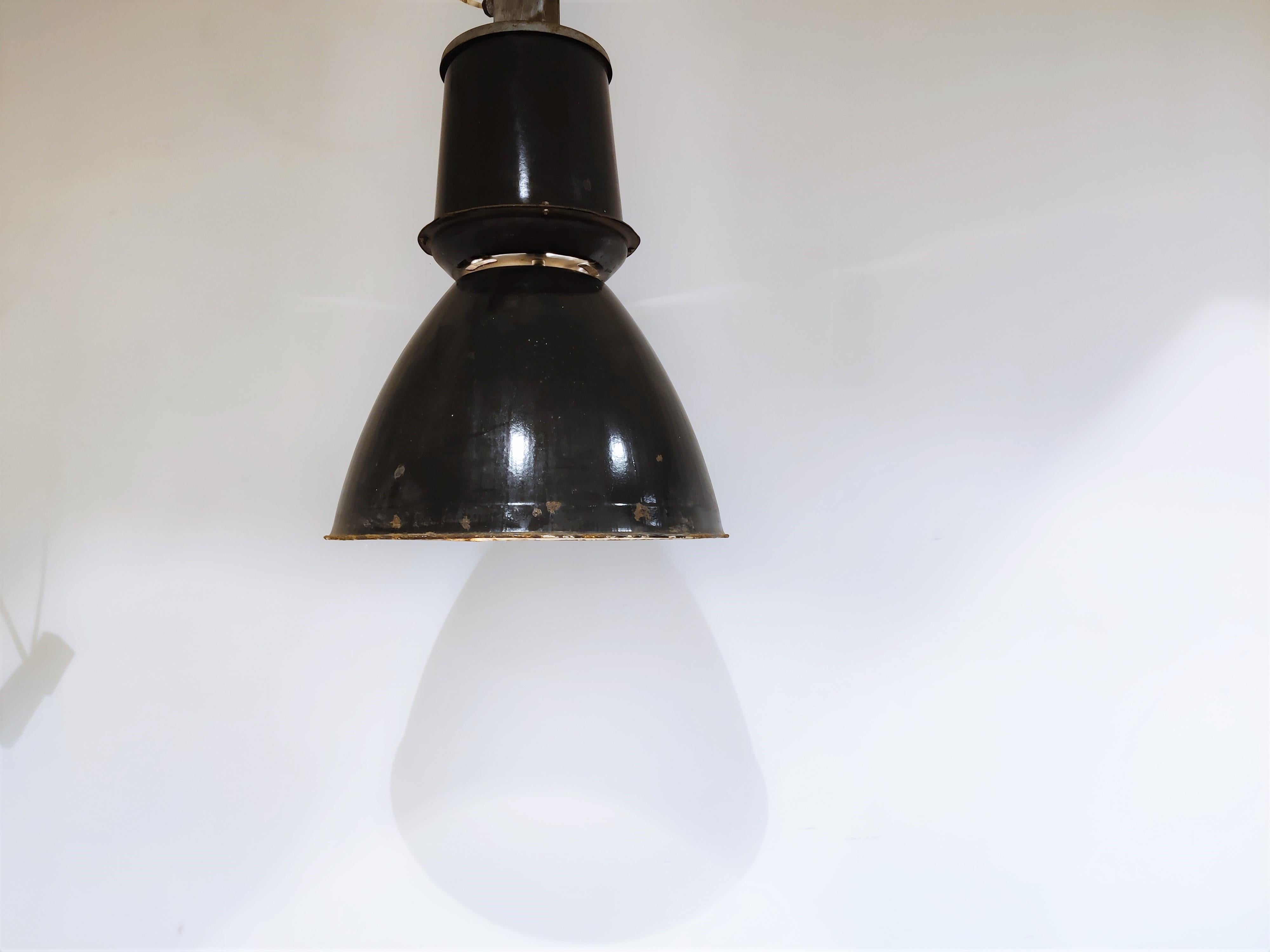 Lettone Grandi lampade industriali in smalto, anni '50 in vendita