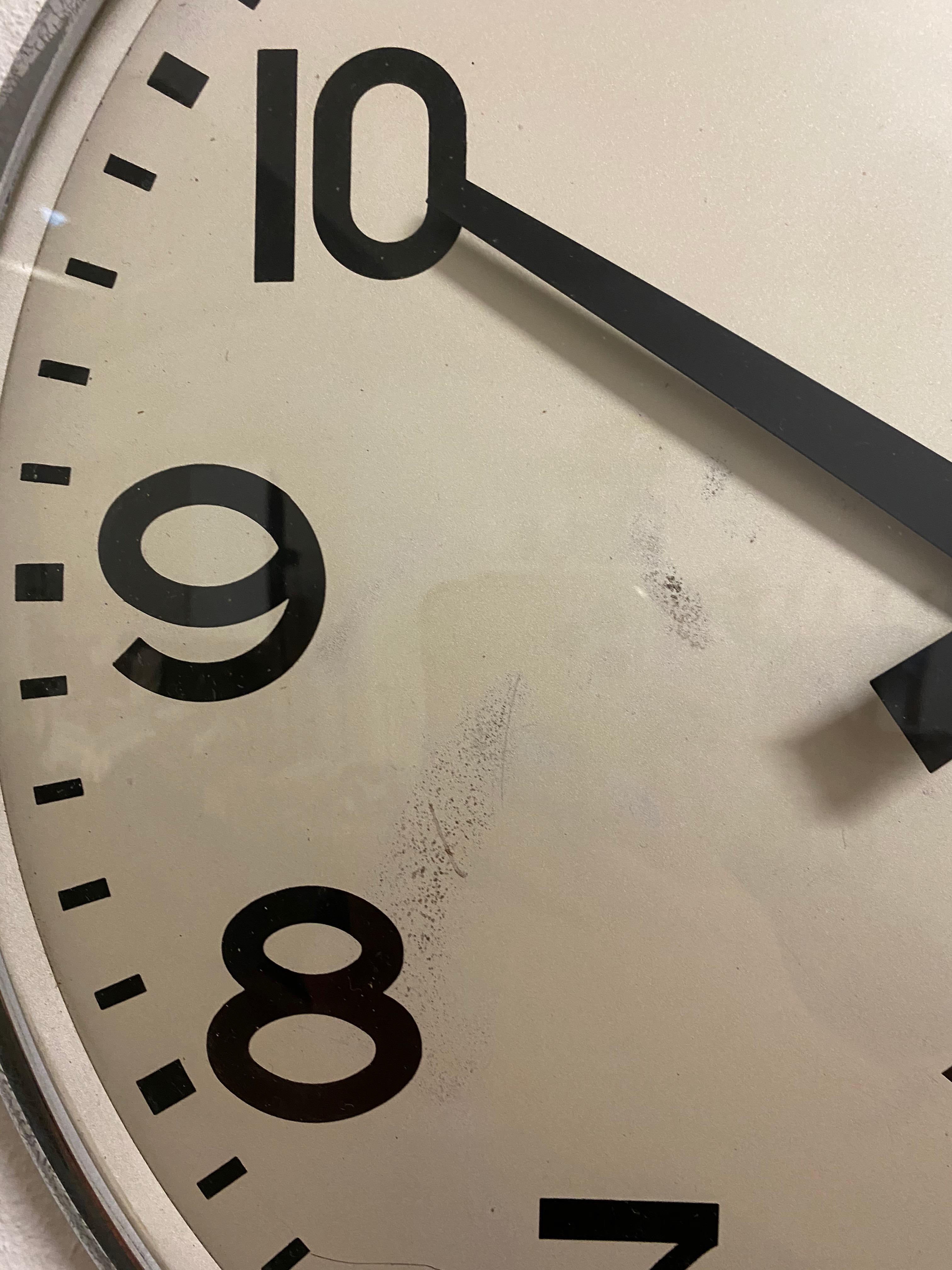 Peint Grande horloge industrielle ou de signalisation par Telefonbau Und Normalzeit en vente