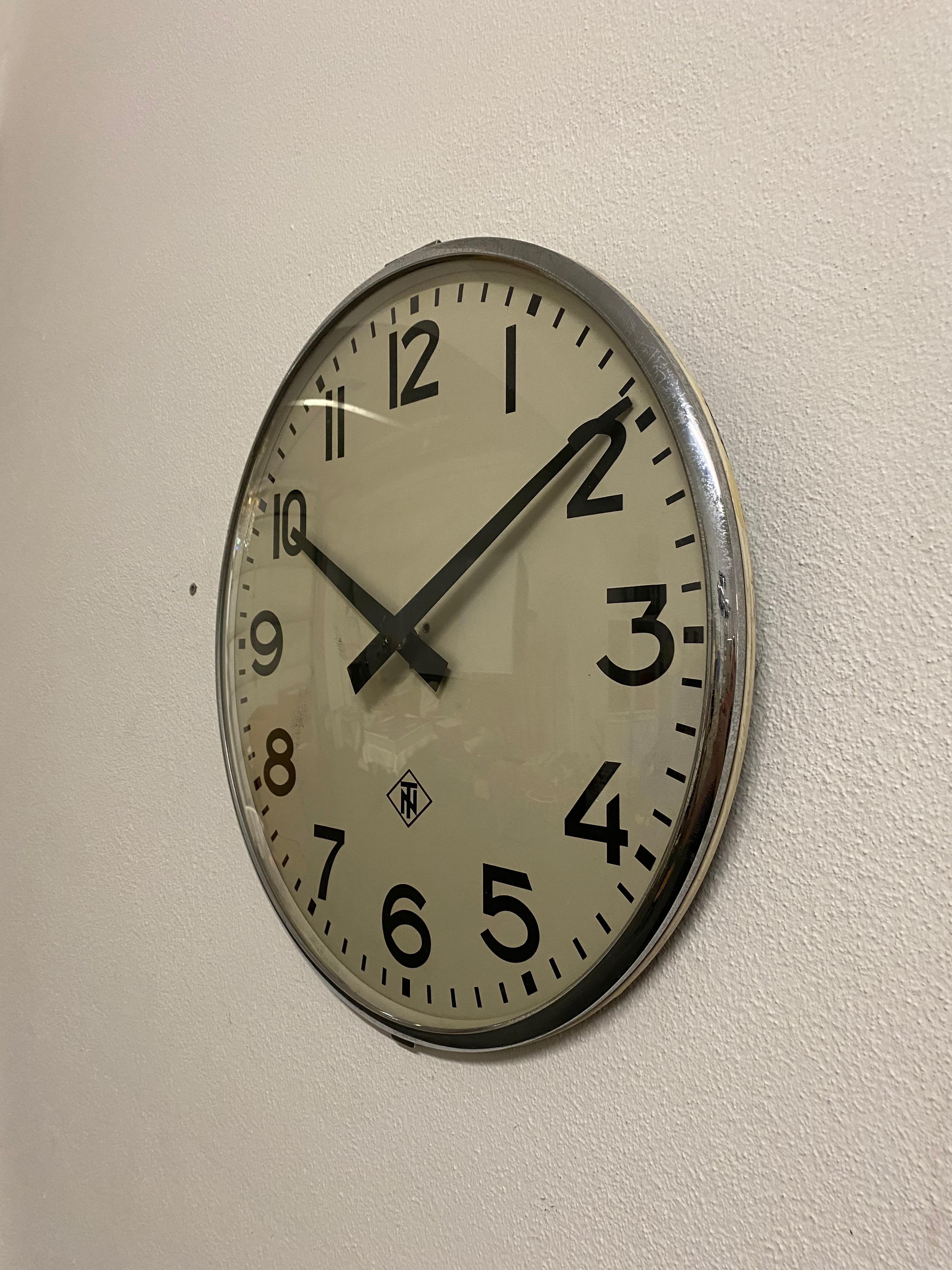 Grande horloge industrielle ou de signalisation par Telefonbau Und Normalzeit Bon état - En vente à Vienna, AT