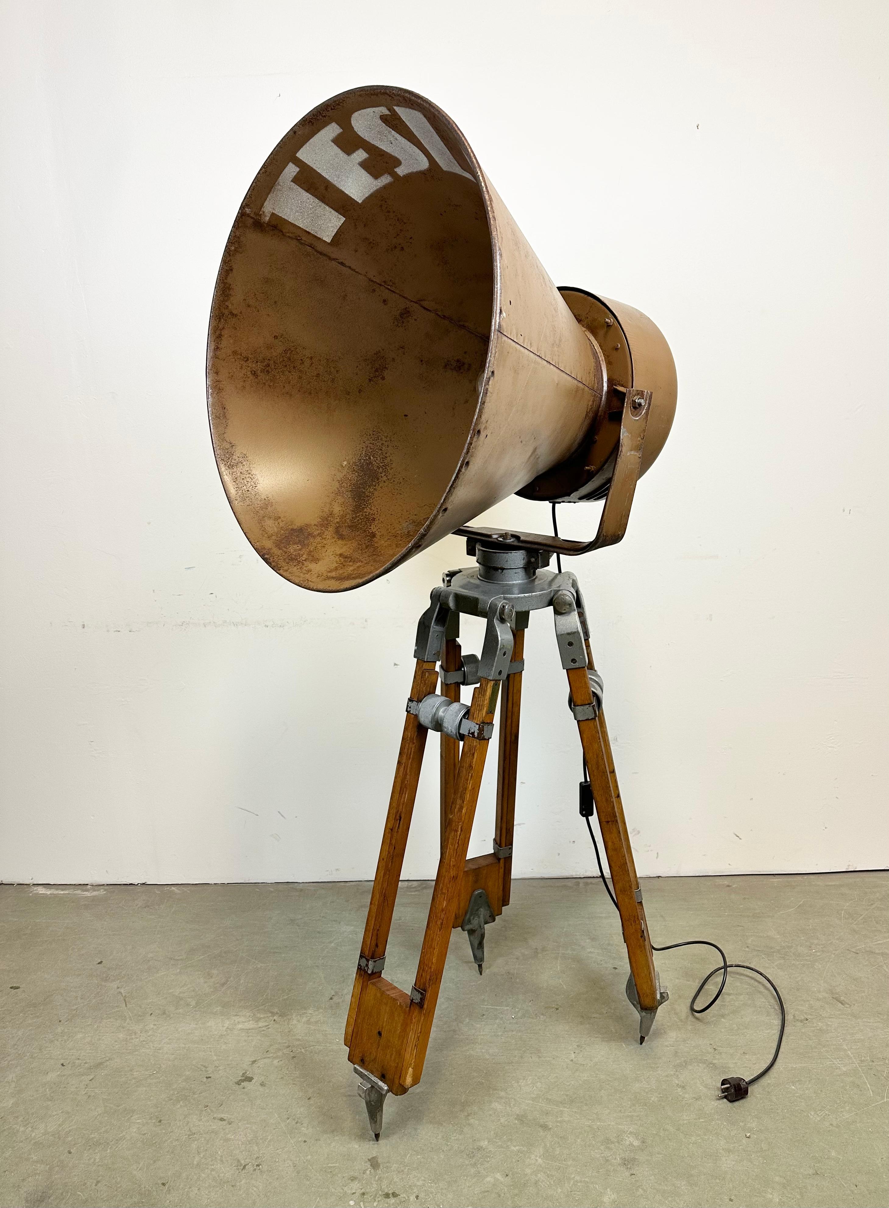 Former brown iron factory speaker Tesla, now serves as a spotlight on massive wooden tripoid.
- Dimensions of the spotlight :
 Height: 62 cm, Diameter 66 cm 
- Total height on the tripod: 165 cm
- New porcelain socket requires E 27/ E26 light