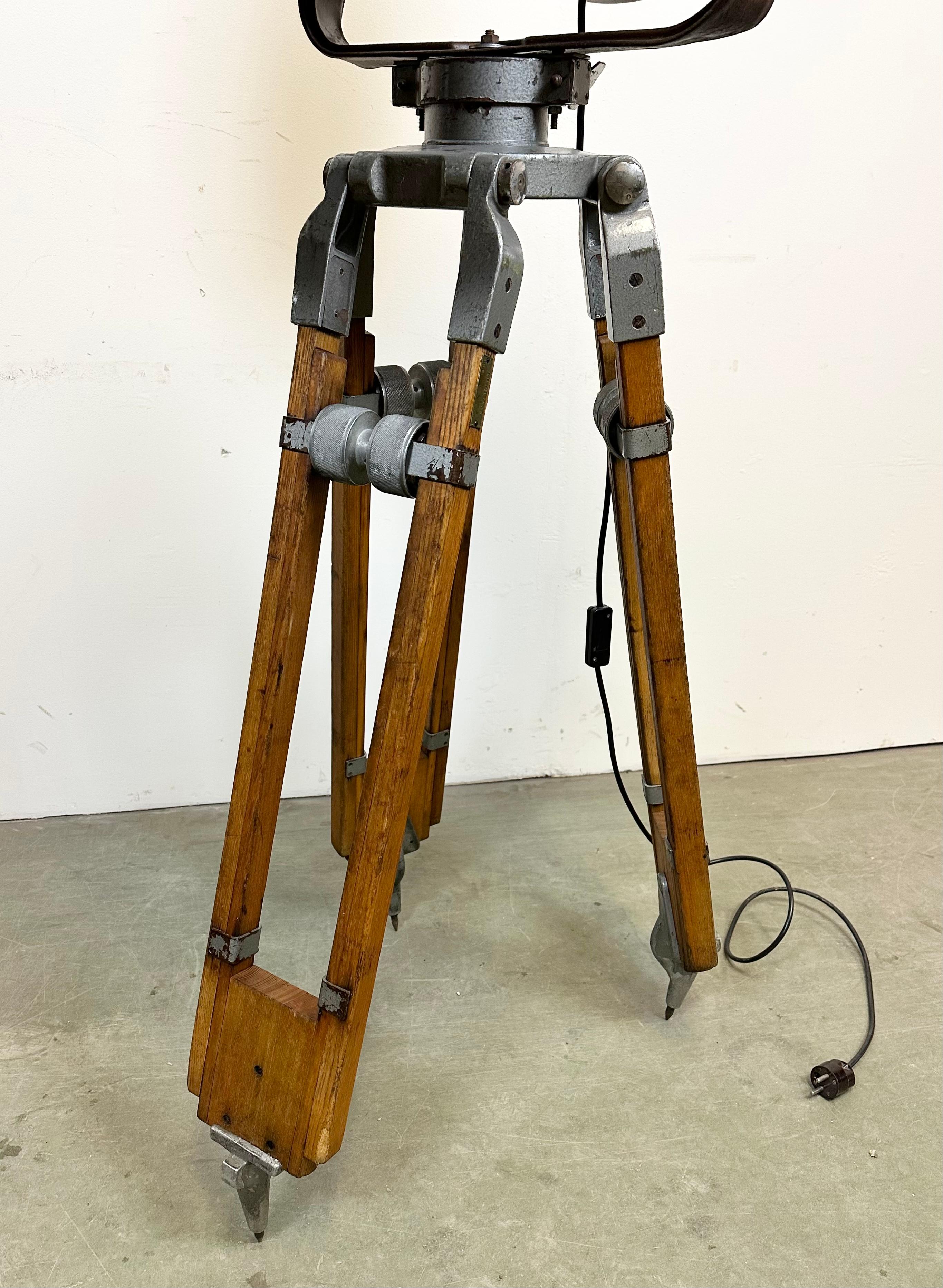 Large Industrial Factory Tesla Spotlight on Wooden Tripod, 1950s In Good Condition In Kojetice, CZ
