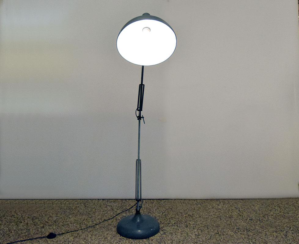 Gran lámpara de pie industrial, principios de los 60 en venta 1