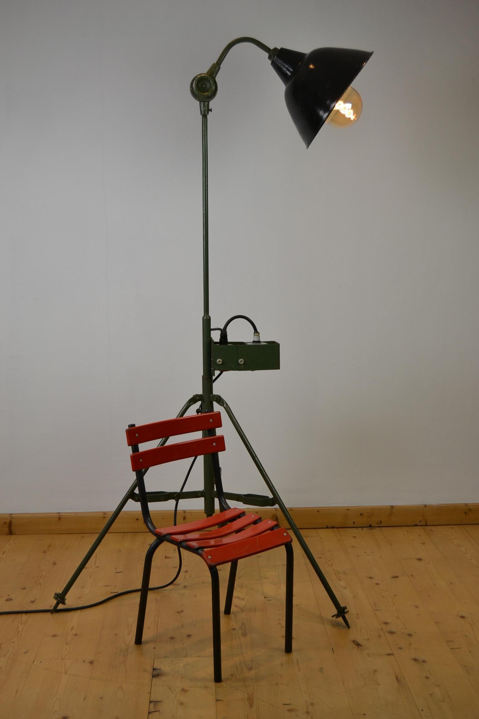 Large Military Spotlight - Lighting - industrial floor lamp.
This industrial style lighting has a base in the Army green color.
Its a green painted metal tripod base with on top a rod (which can be taken out ) with a black metal Shade. 

The shade