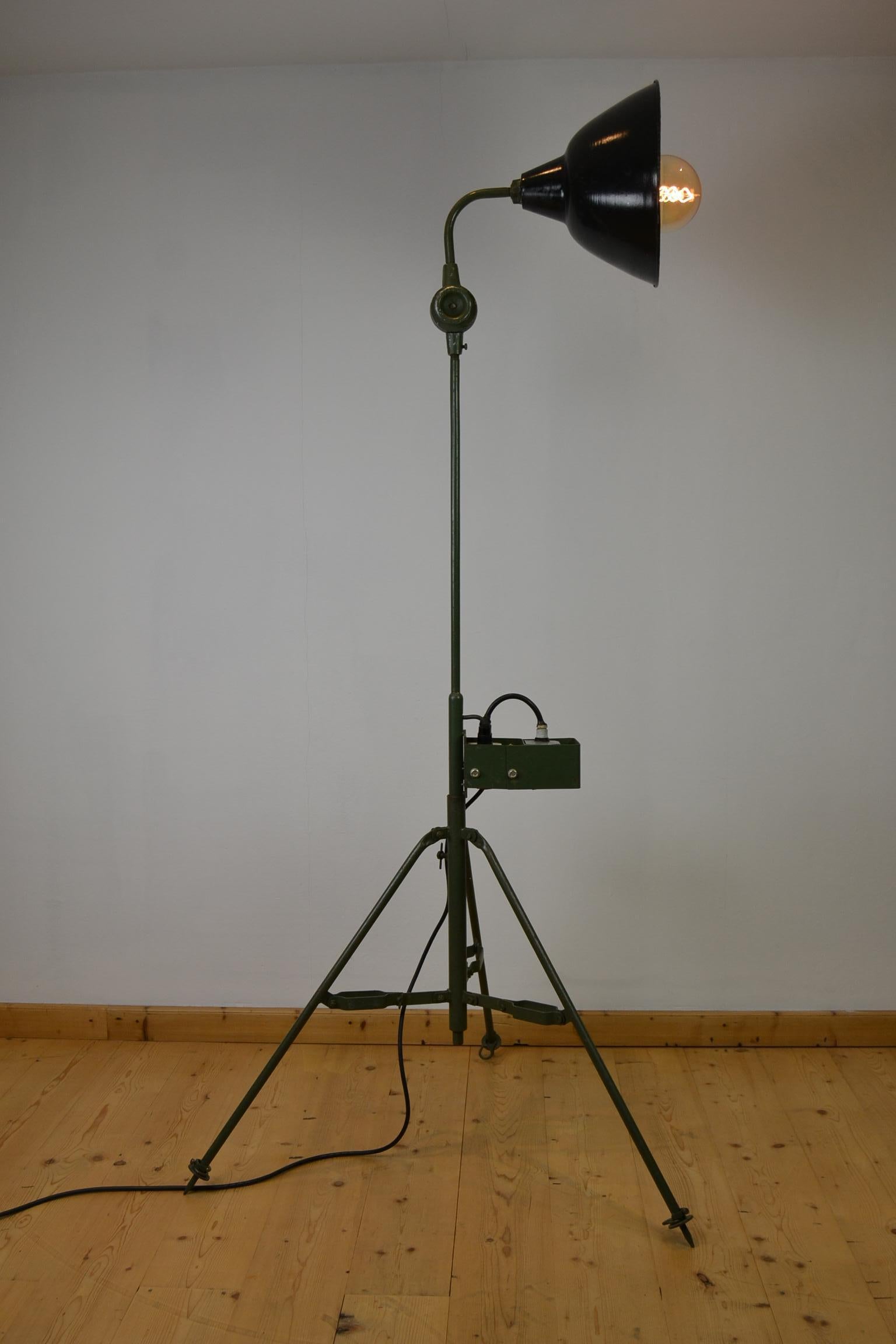 Large Industrial Floor Lamp, Military Spotlight, Army Green Painted Metal In Good Condition In Antwerp, BE