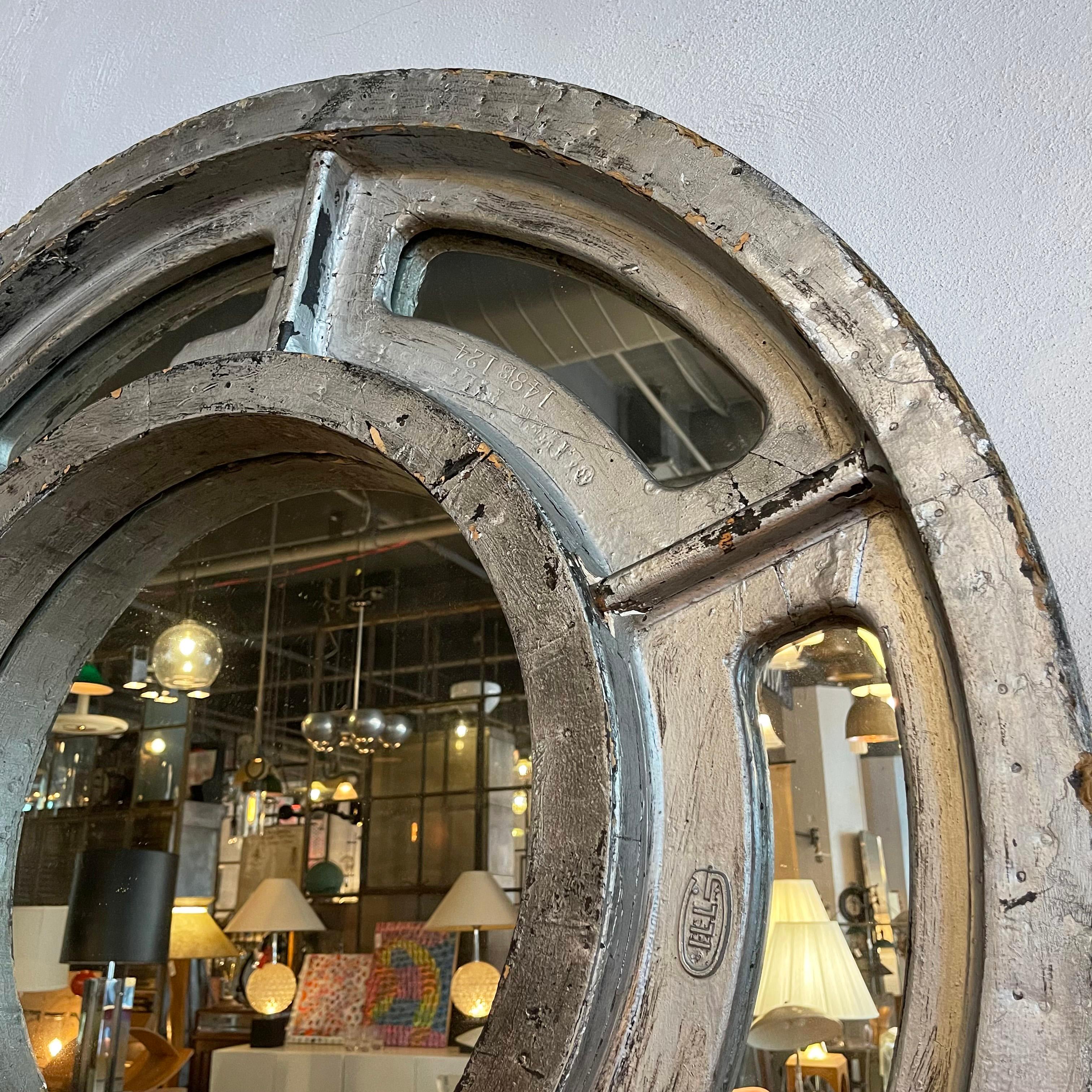 Großer Industrie-Spiegel mit Gehäusemuster im Zustand „Gut“ im Angebot in Brooklyn, NY