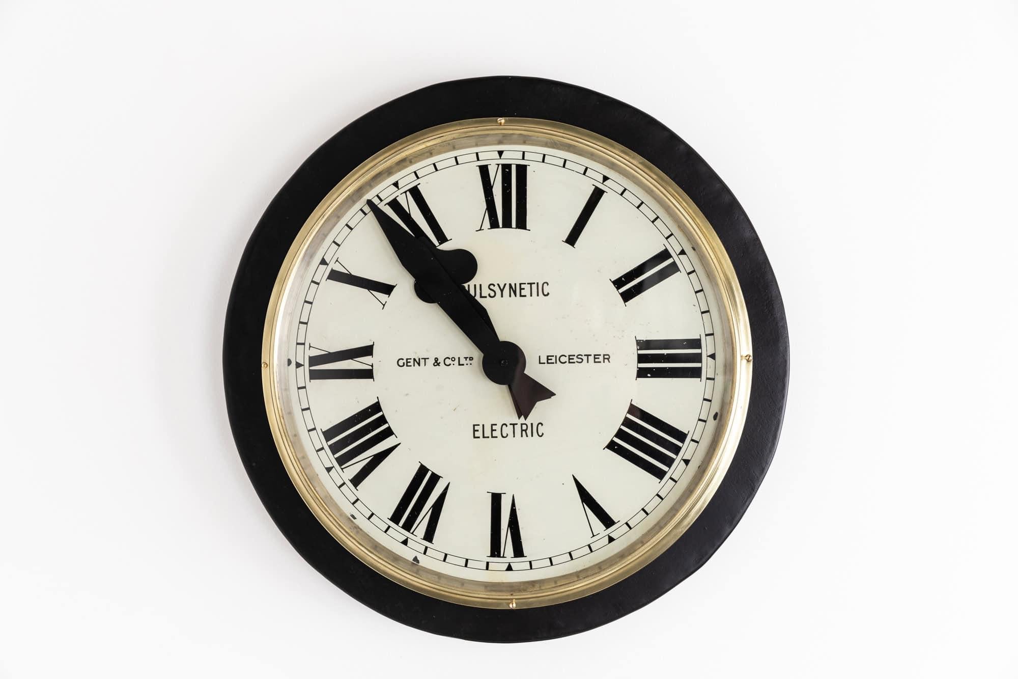 Gran reloj de pared industrial de la fábrica ferroviaria Gents of Leicester. c1920 Inglés en venta