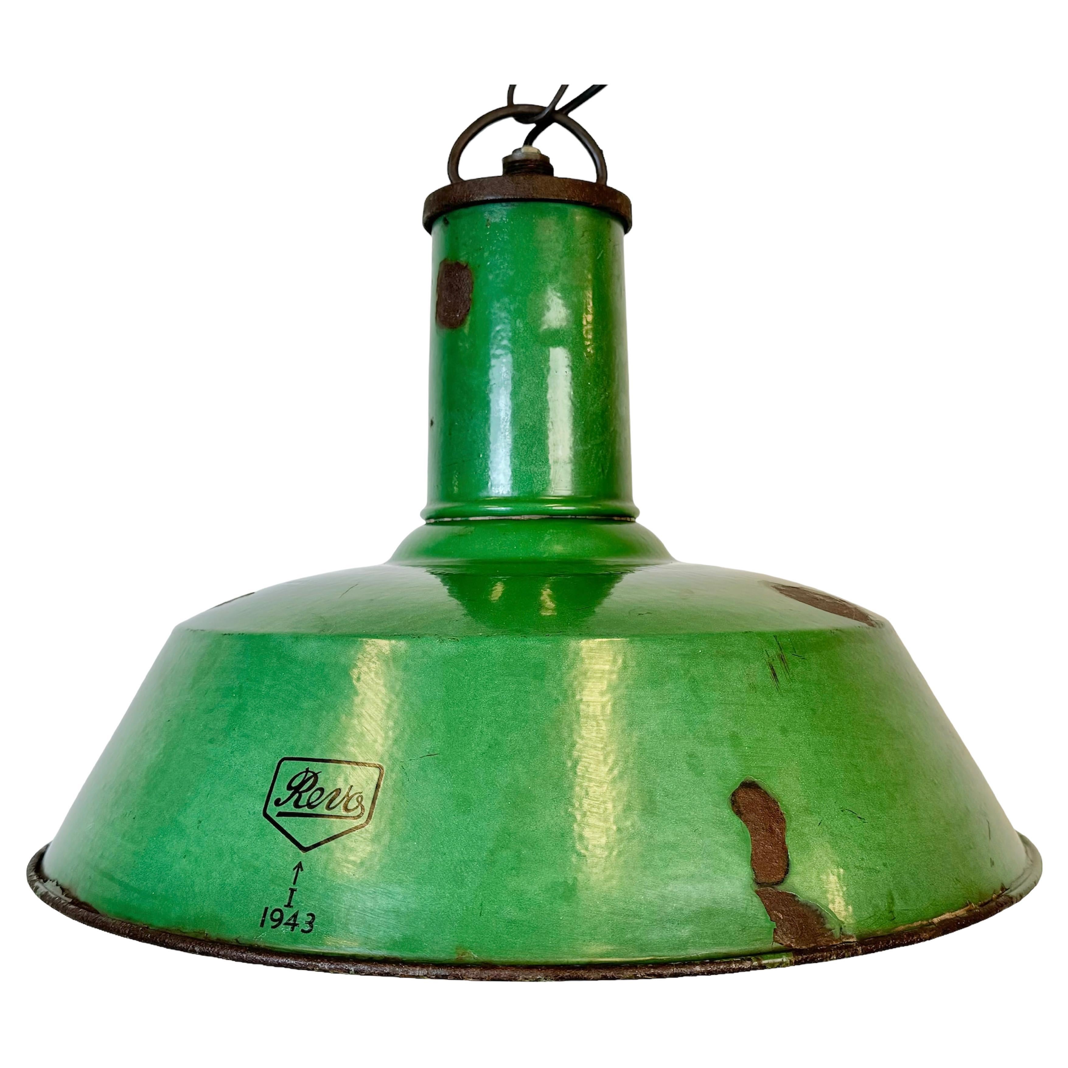 Grande lampe suspendue industrielle en émail vert de Revo, années 1940