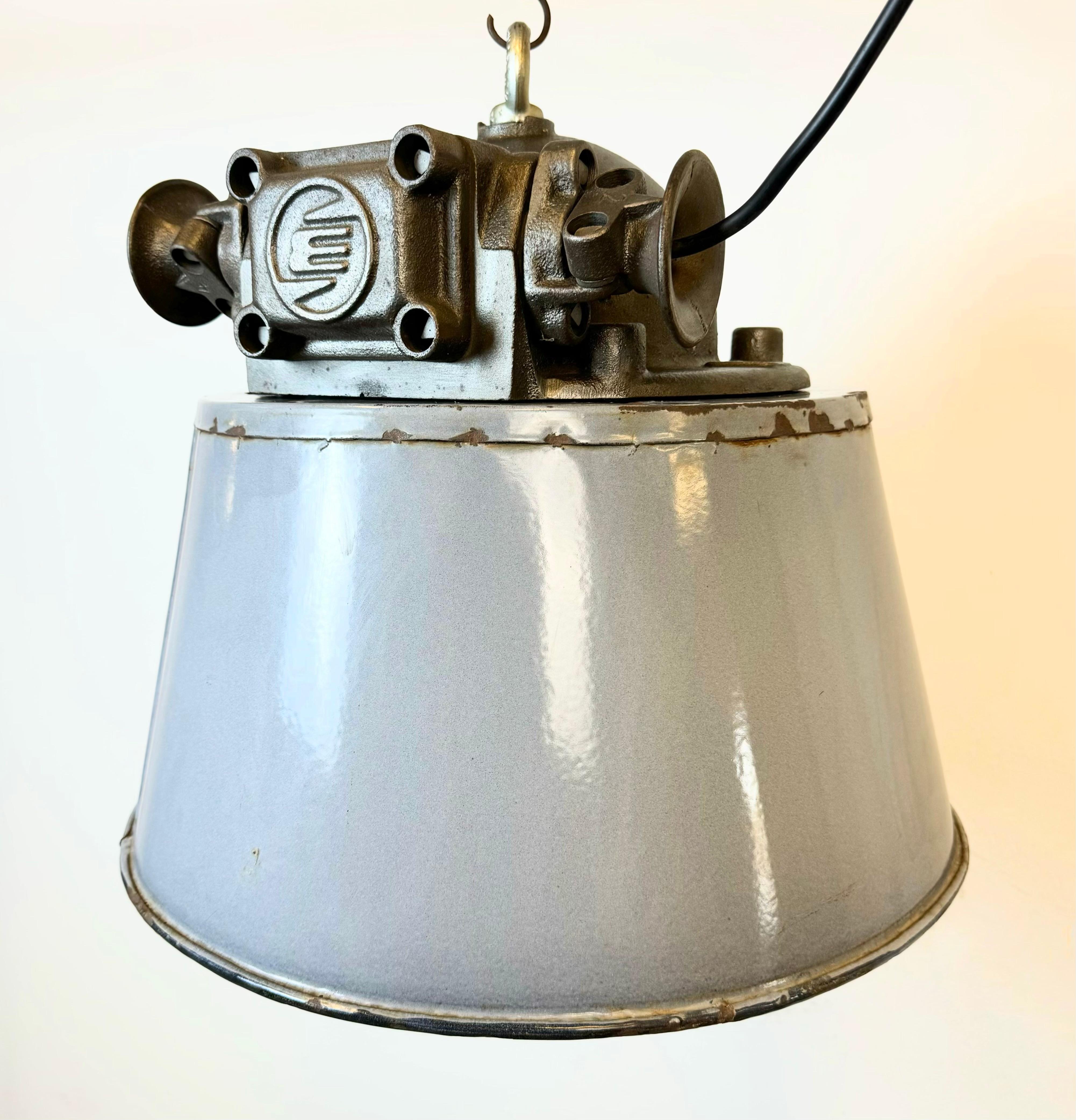 Large Industrial Grey Enamel and Cast Iron Pendant Light, 1960s In Good Condition For Sale In Kojetice, CZ