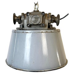 Grande lampe à suspension industrielle en émail gris et fonte, années 1960