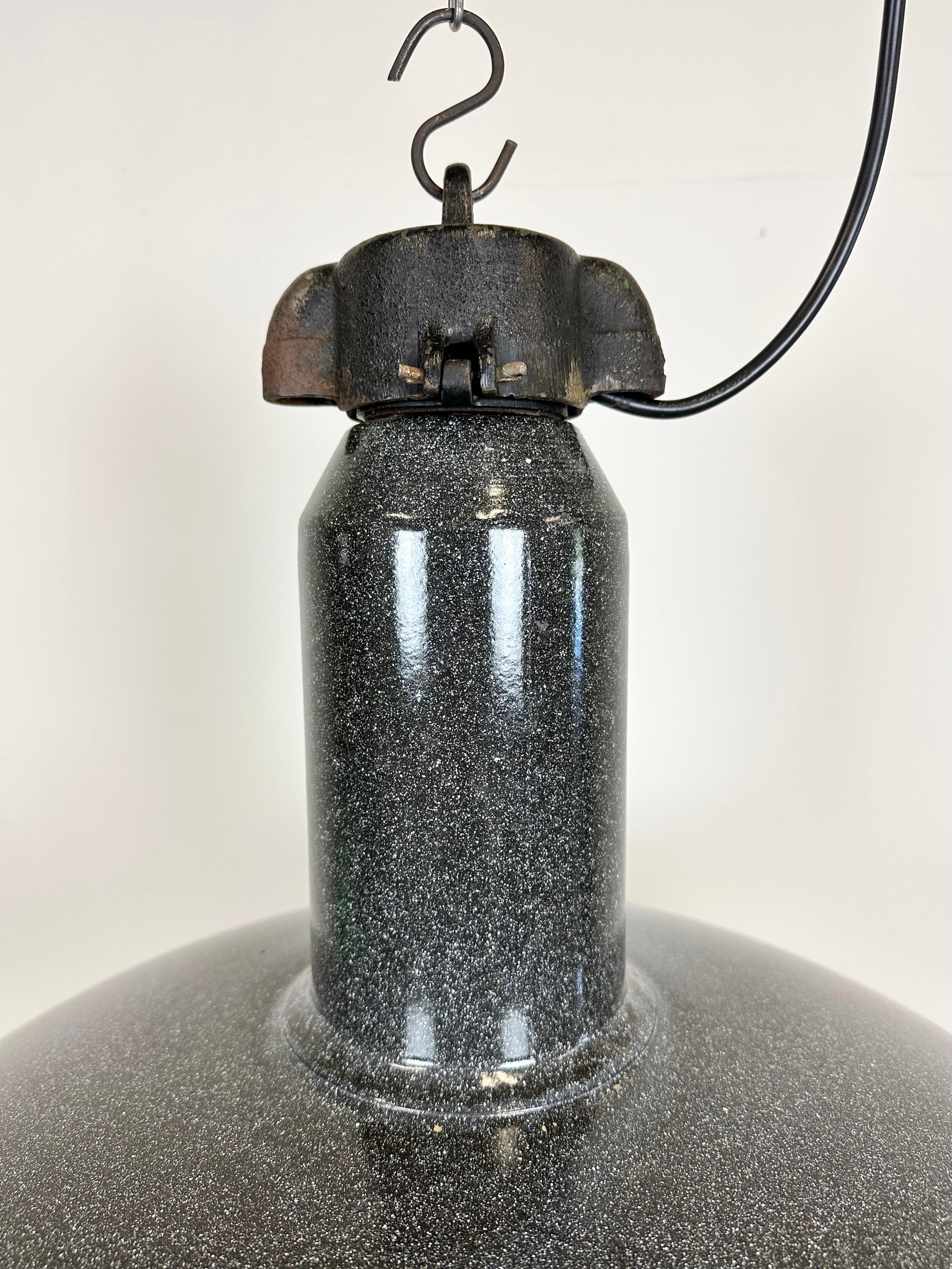 Large Industrial Grey Enamel Factory Lamp with Cast Iron Top, 1960s In Good Condition For Sale In Kojetice, CZ