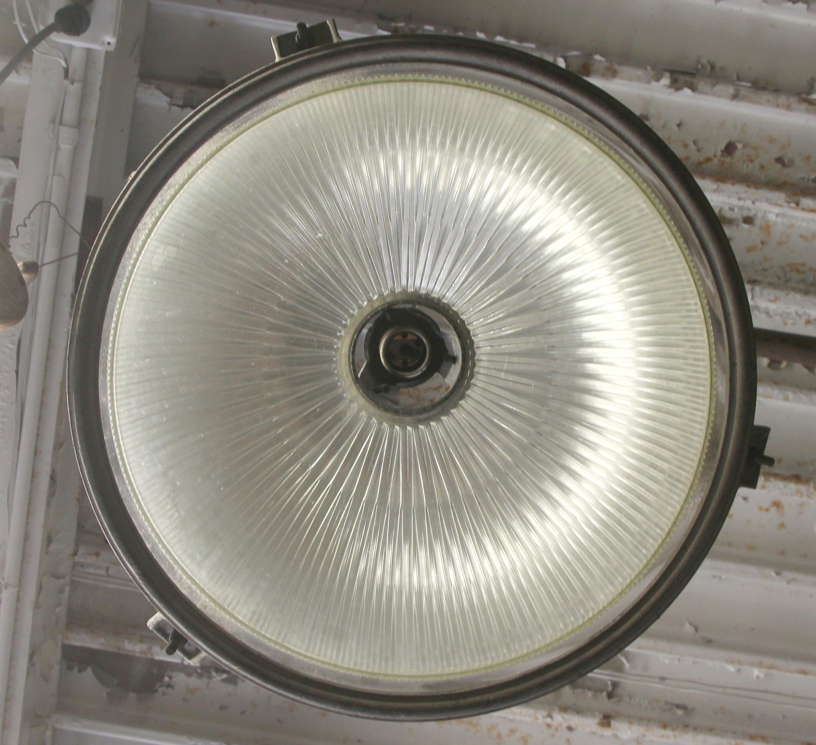 Americano Grande lampada industriale Holophane con apparecchio Art Déco in vendita