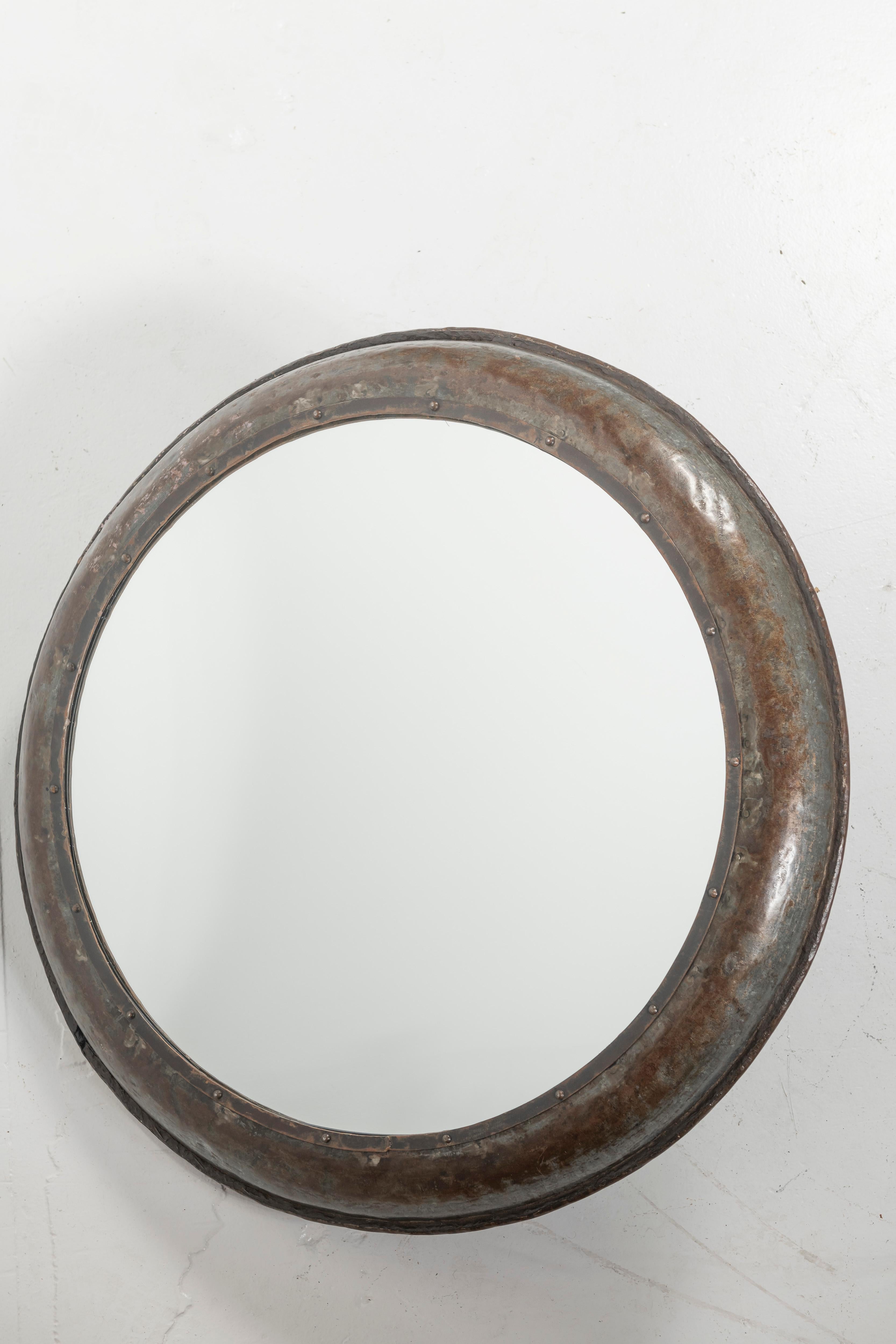 Ce miroir circulaire vintage est d'une grande taille (45 pouces de diamètre), est en très bon état et convient à de nombreux environnements intérieurs.