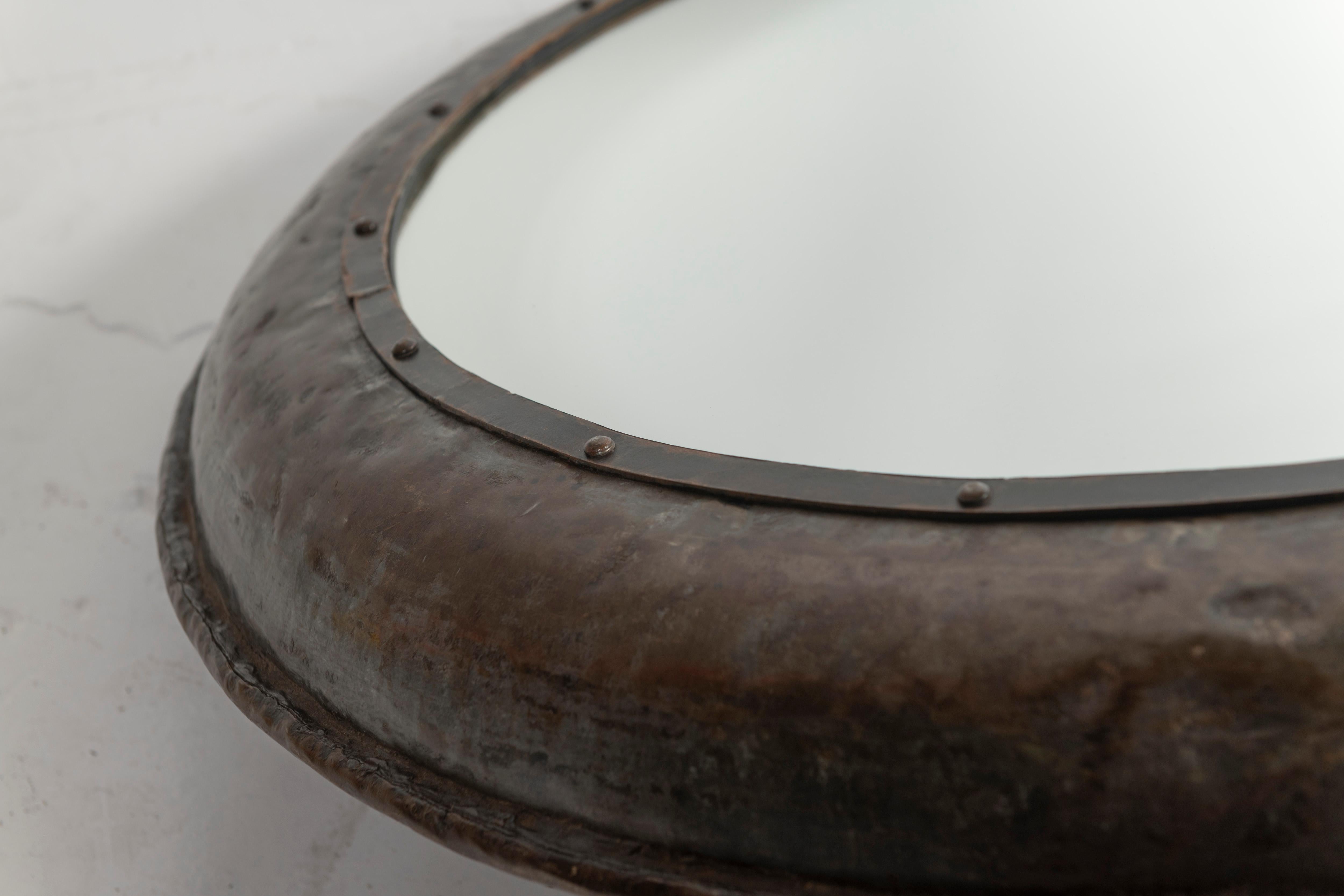 Martelé Grand miroir circulaire industriel encadré de fer