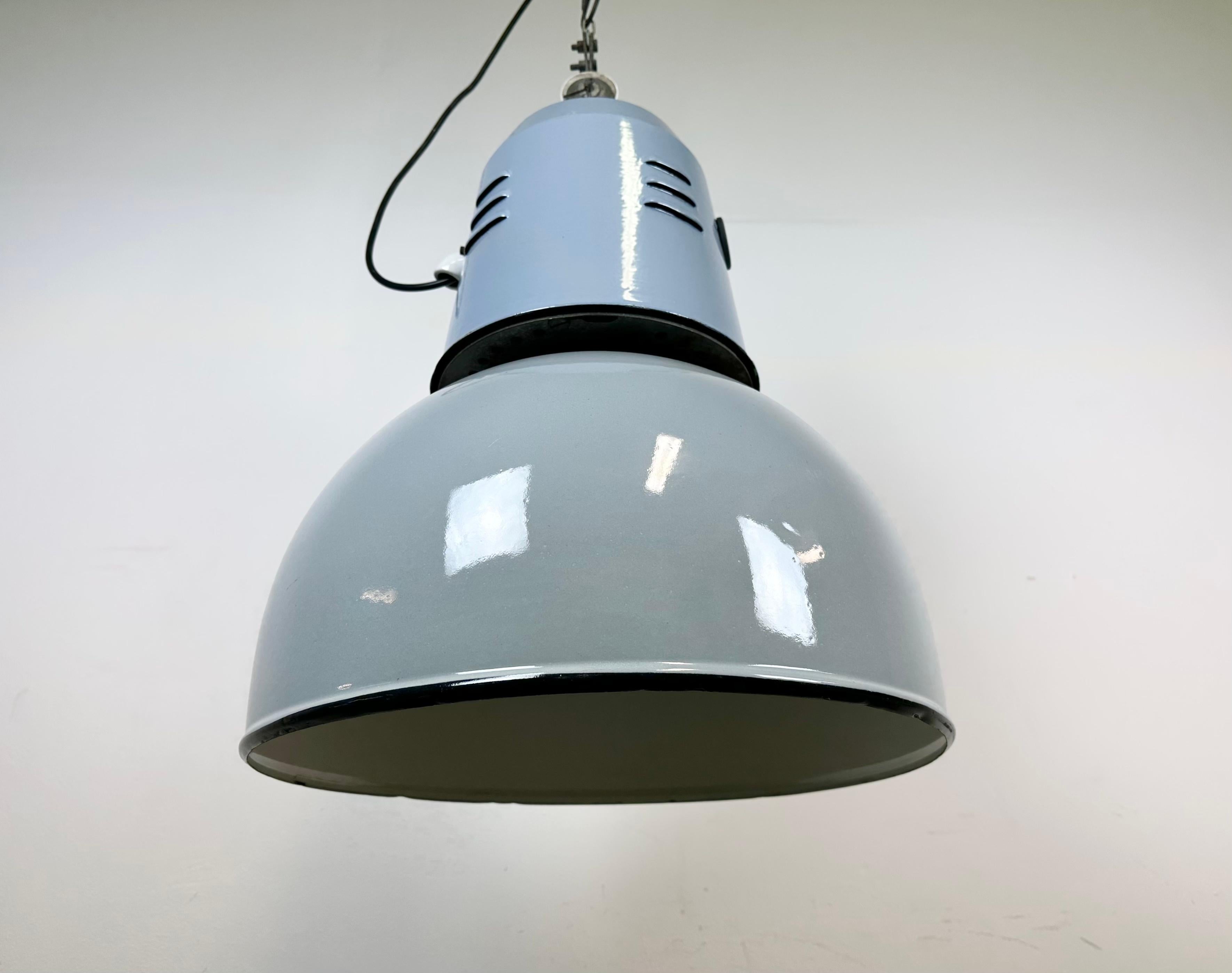 Large Industrial Italian Grey Enamel Lamp from Cariboni, 1970s For Sale 6