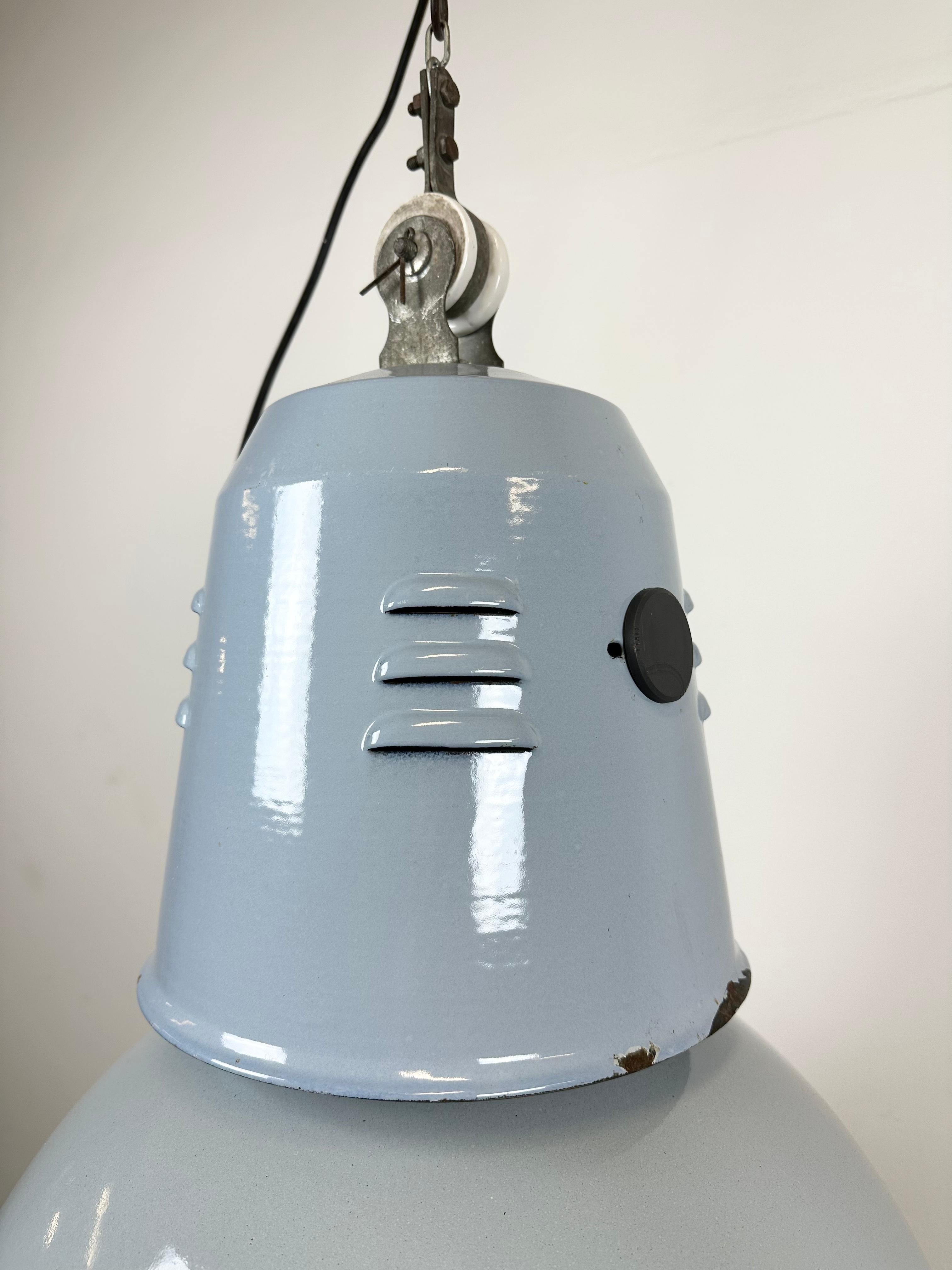 Large Industrial Italian Grey Enamel Lamp from Cariboni, 1970s For Sale 4