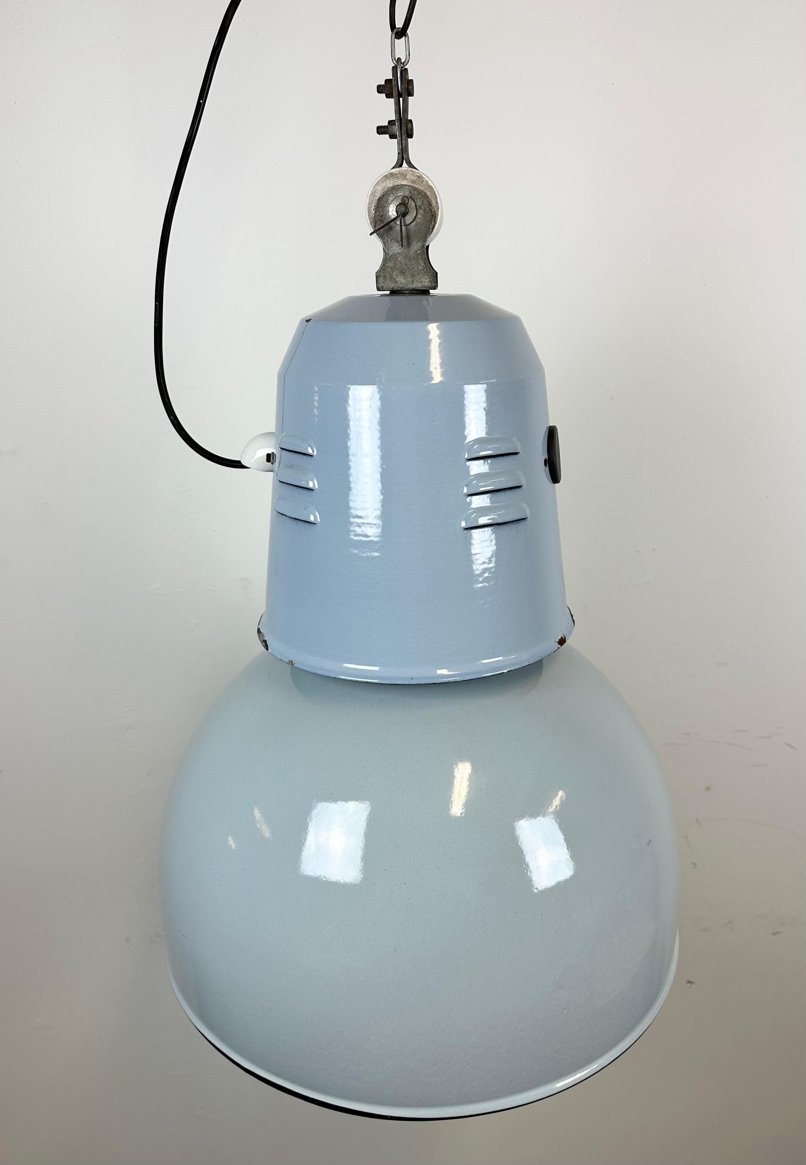 Large Industrial Italian Grey Enamel Lamp from Cariboni, 1970s For Sale 5