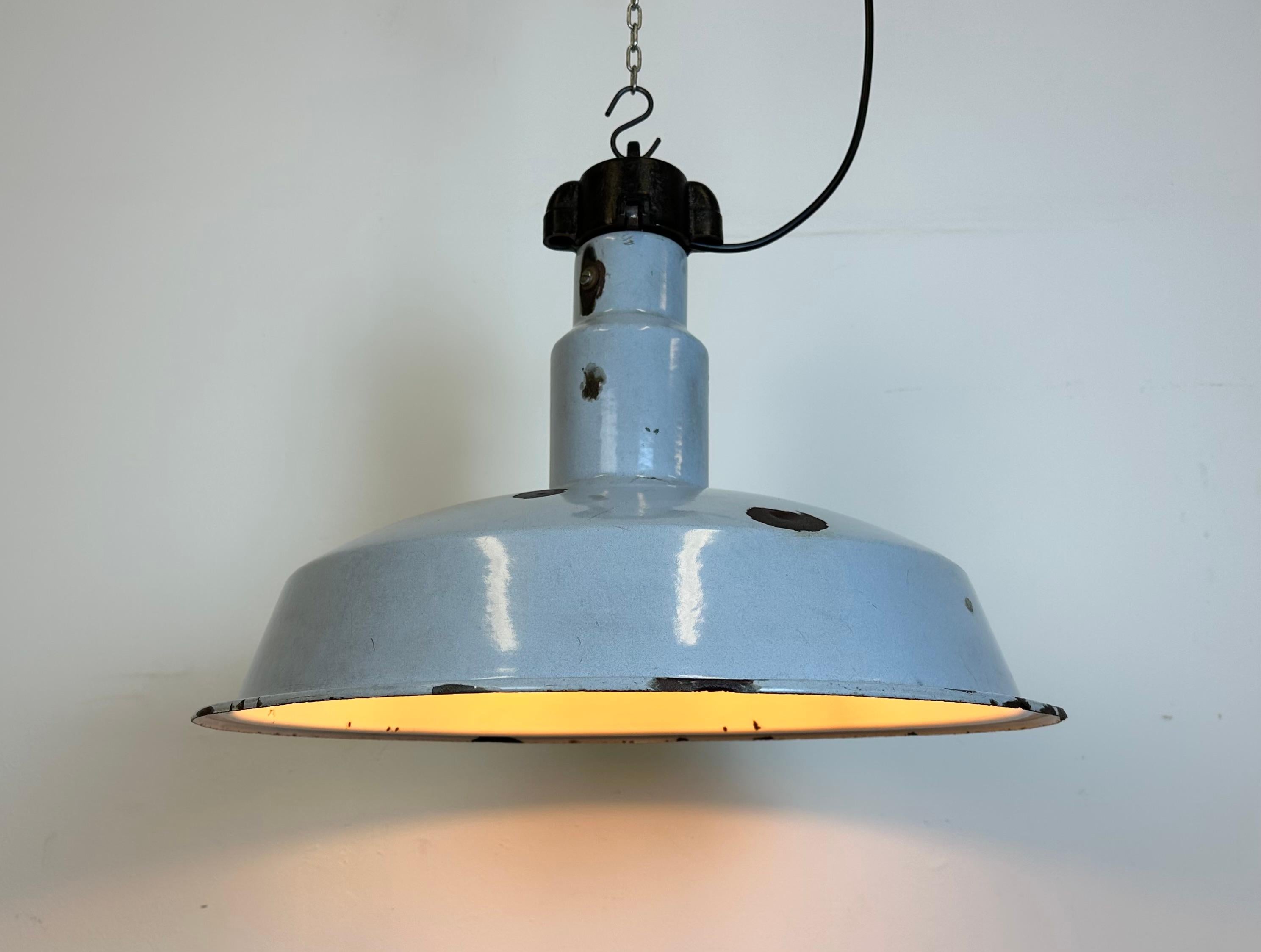 Large Industrial Midcentury Grey Enamel Factory Lamp, 1950s For Sale 3