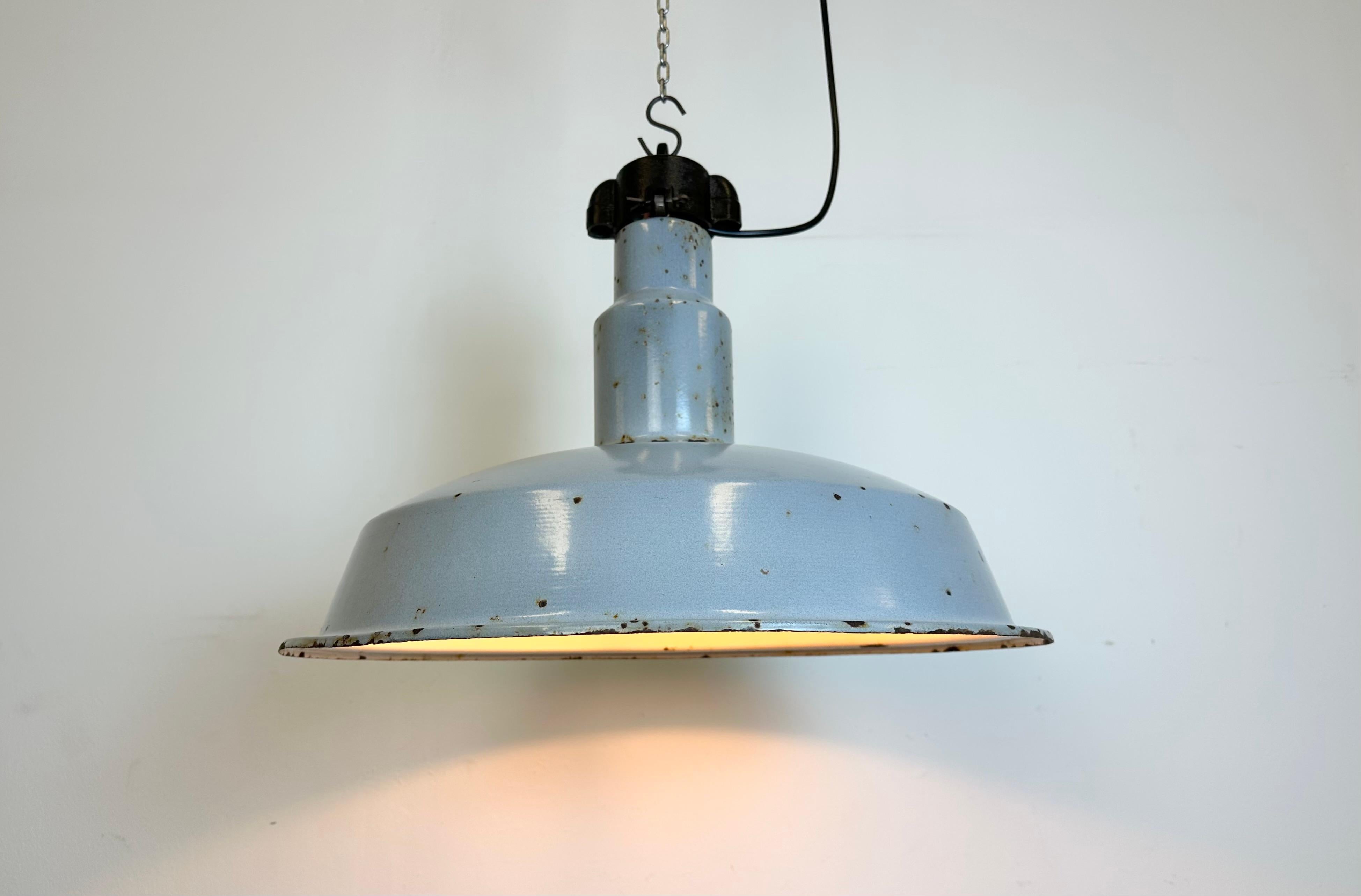 Large Industrial Midcentury Grey Enamel Factory Lamp, 1950s For Sale 4