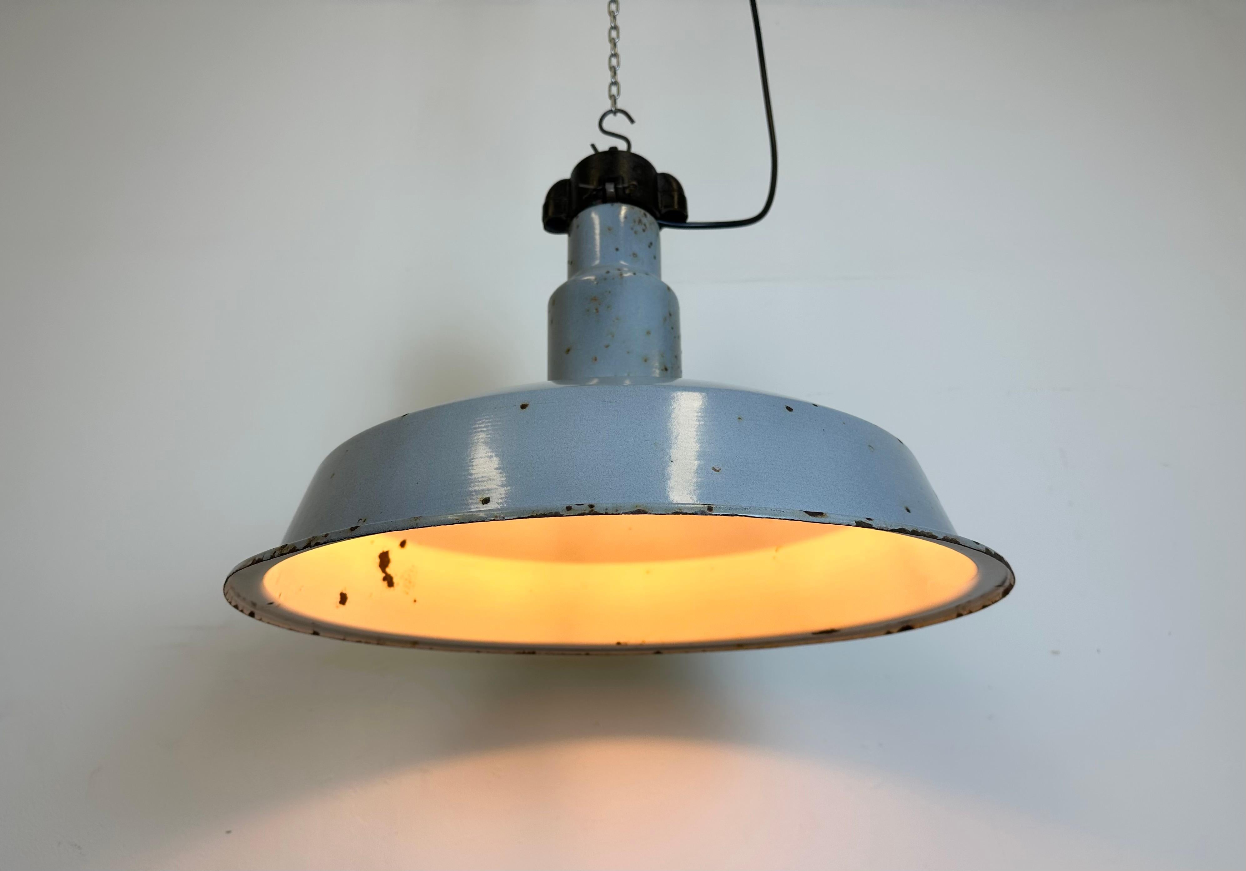 Large Industrial Midcentury Grey Enamel Factory Lamp, 1950s For Sale 5