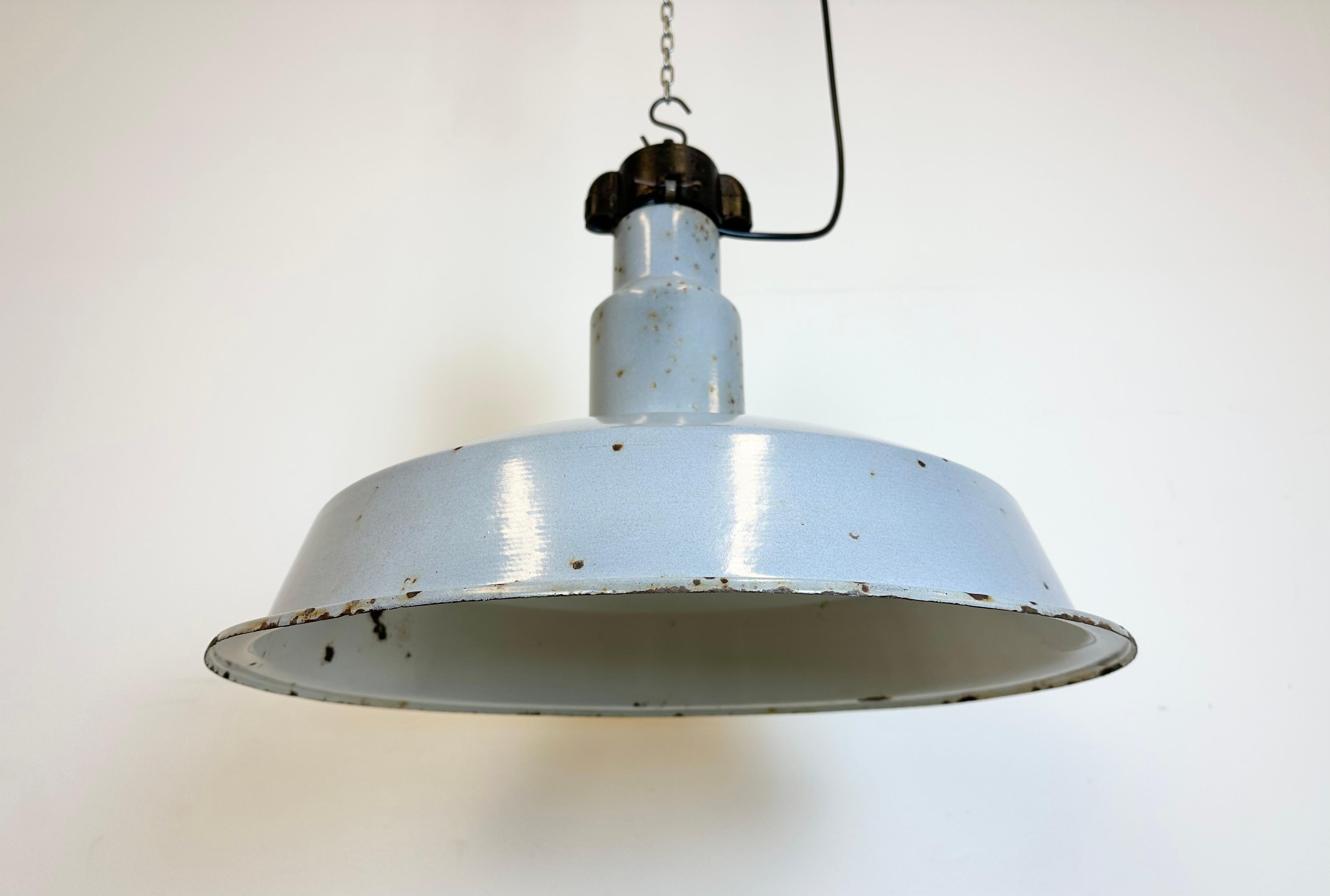 Large Industrial Midcentury Grey Enamel Factory Lamp, 1950s For Sale 3