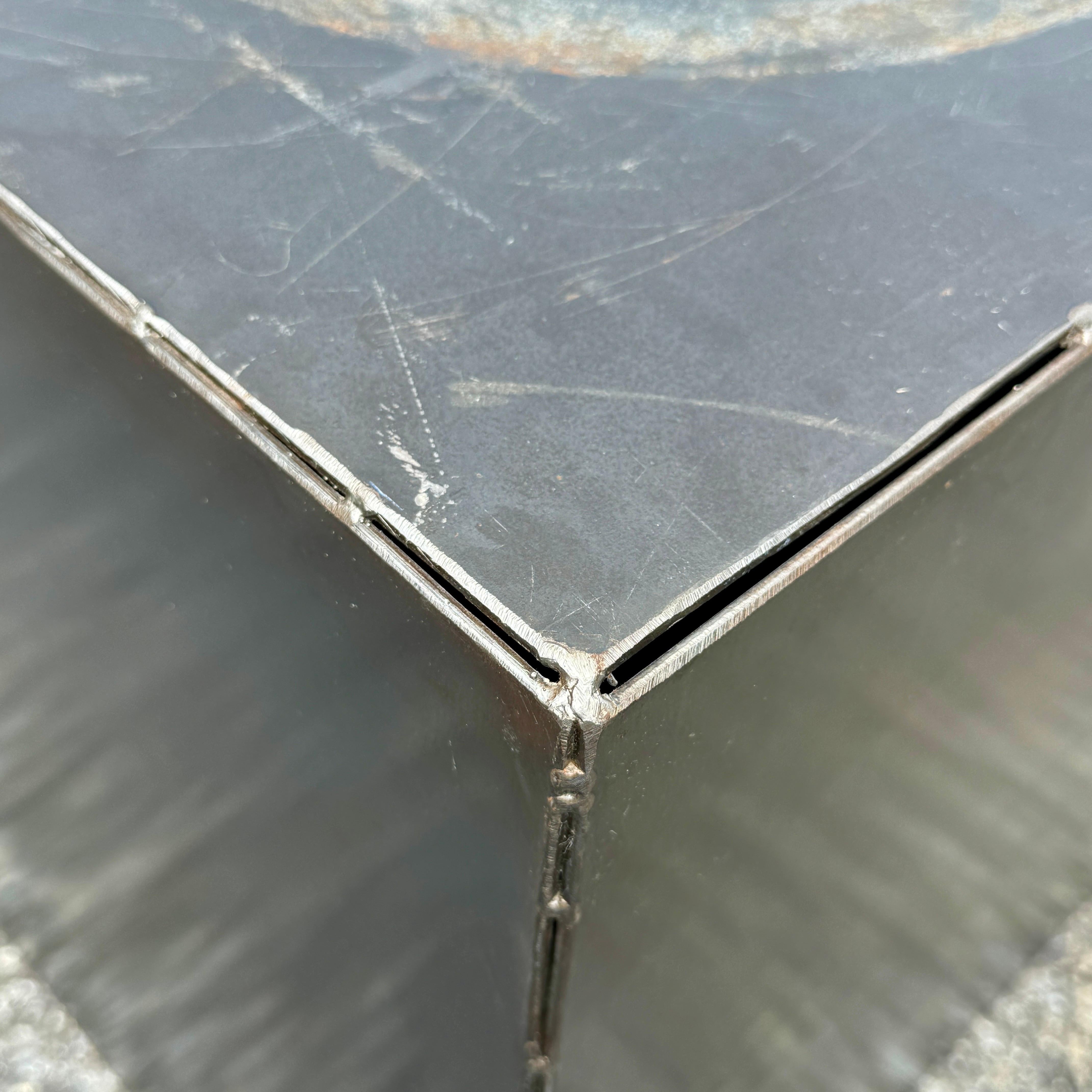 Gran Pedestal Industrial Moderno Cubo de Acero Patinado en venta 5