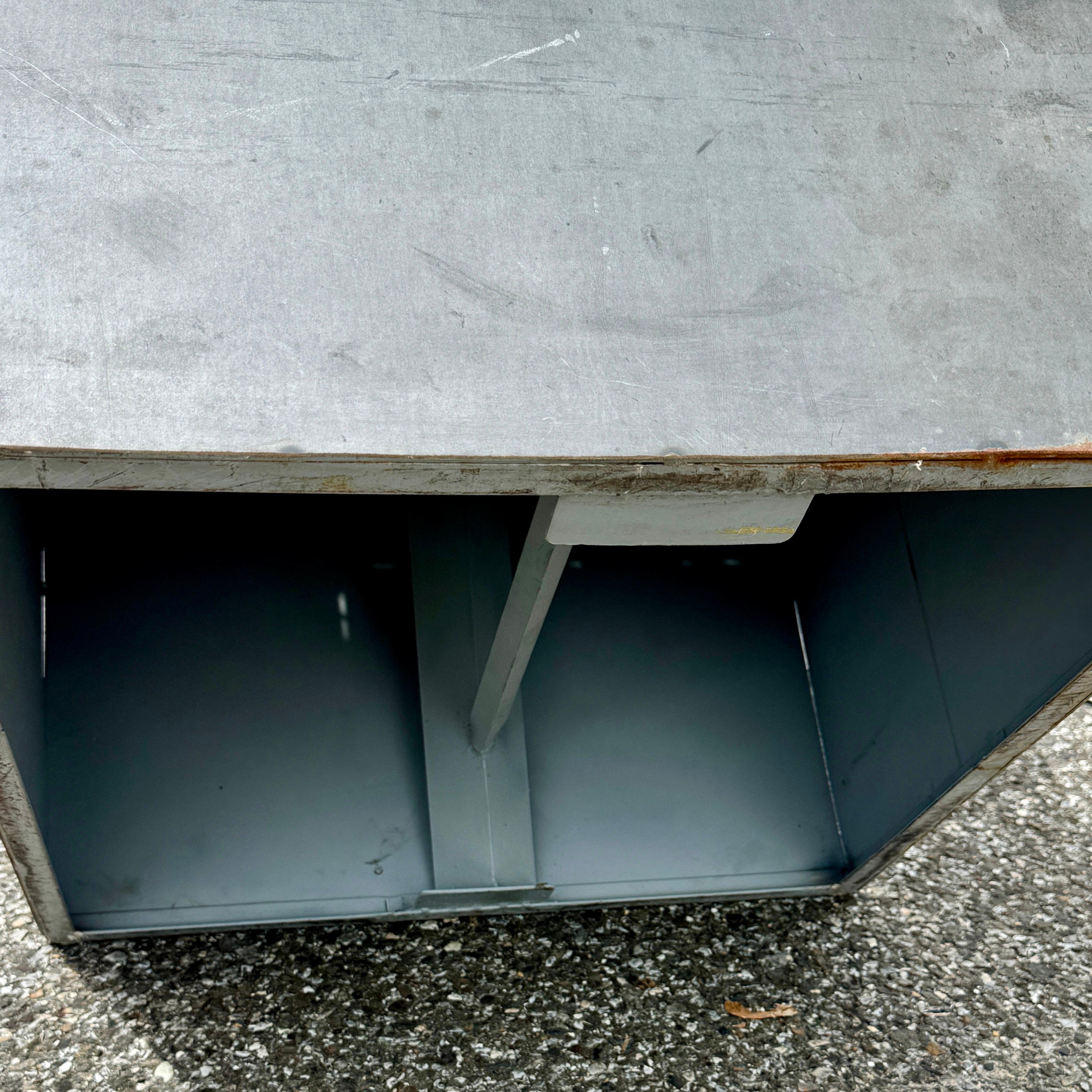 Gran Pedestal Industrial Moderno Cubo de Acero Patinado en venta 8