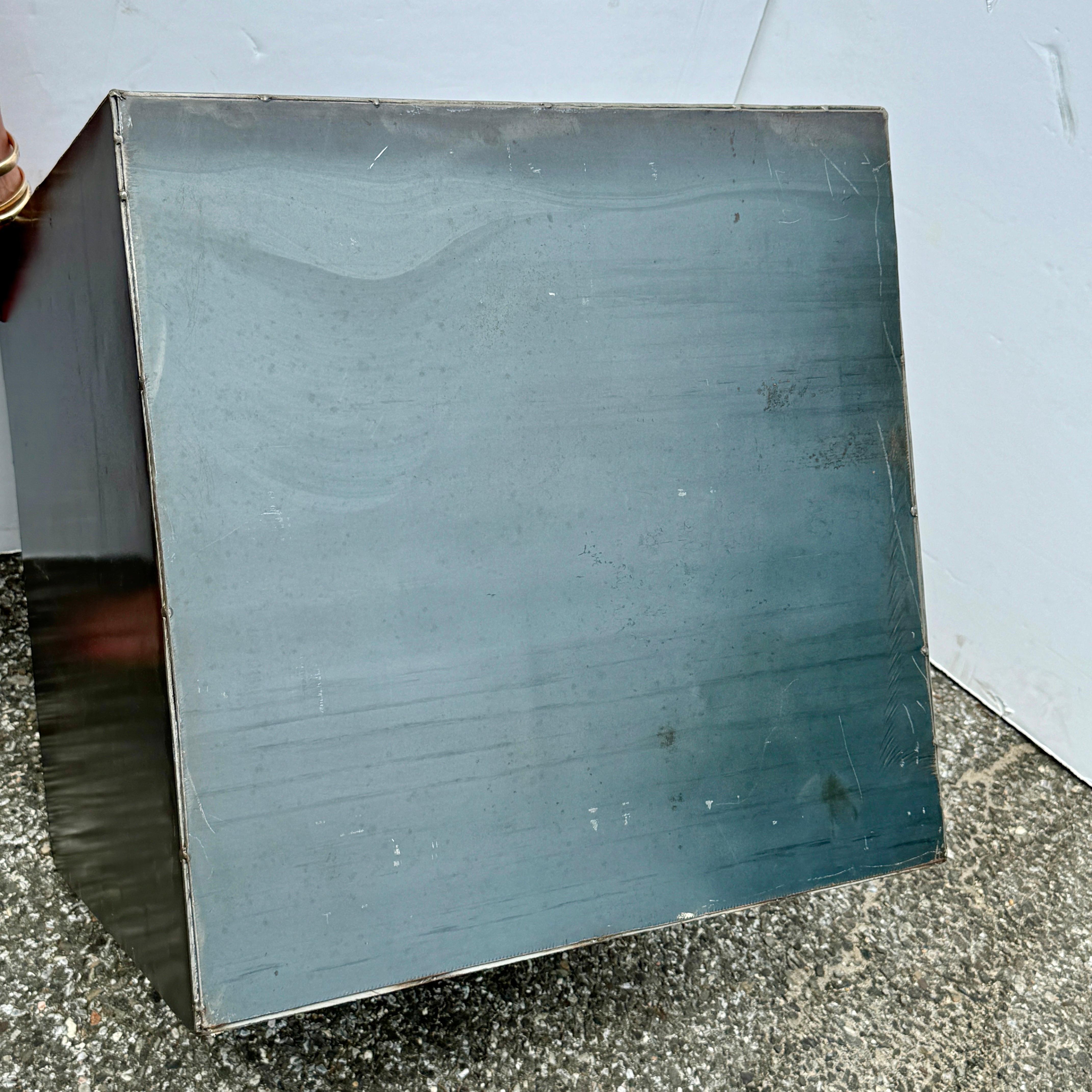 Gran Pedestal Industrial Moderno Cubo de Acero Patinado en venta 9