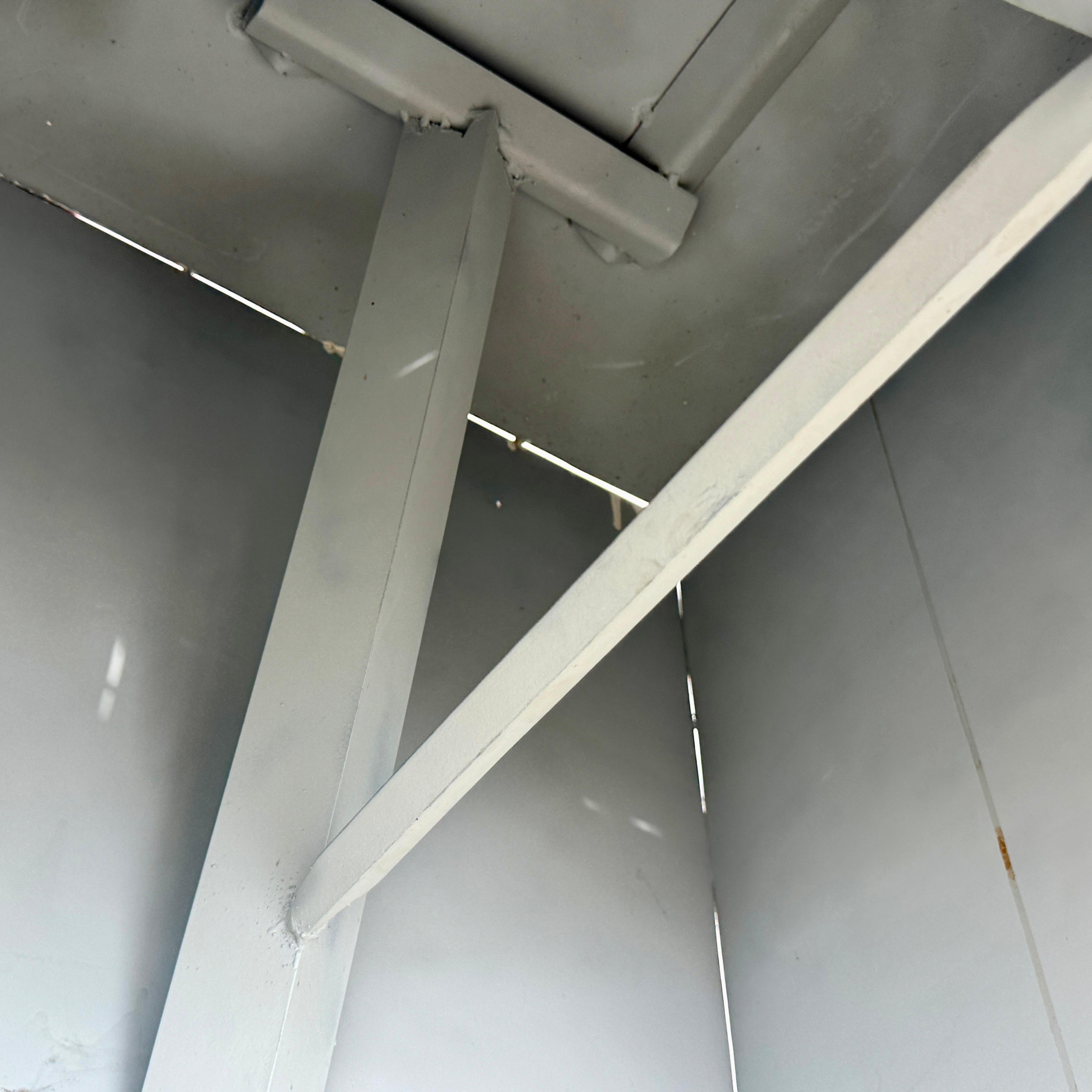 Gran Pedestal Industrial Moderno Cubo de Acero Patinado en venta 10