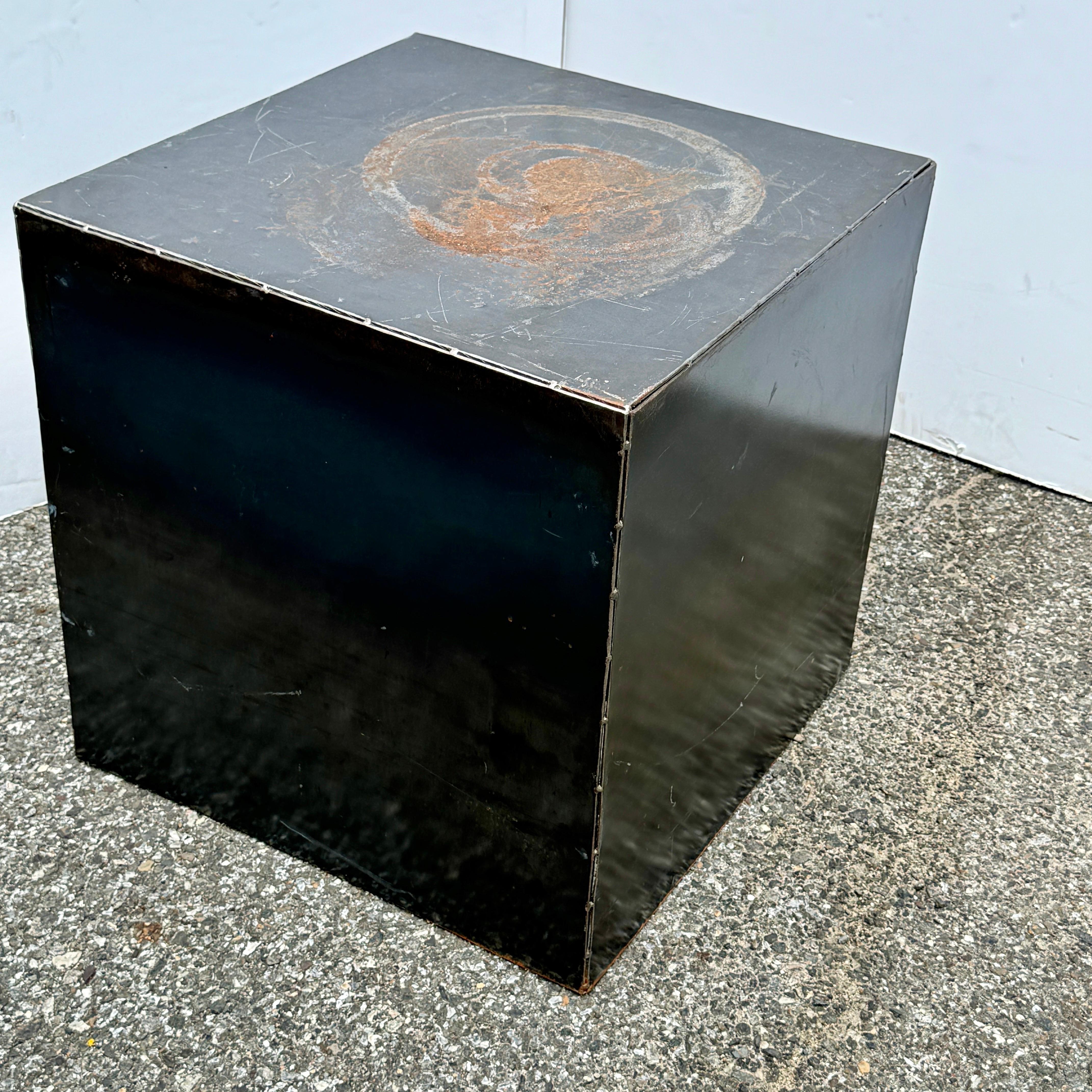 Gran Pedestal Industrial Moderno Cubo de Acero Patinado Estadounidense en venta