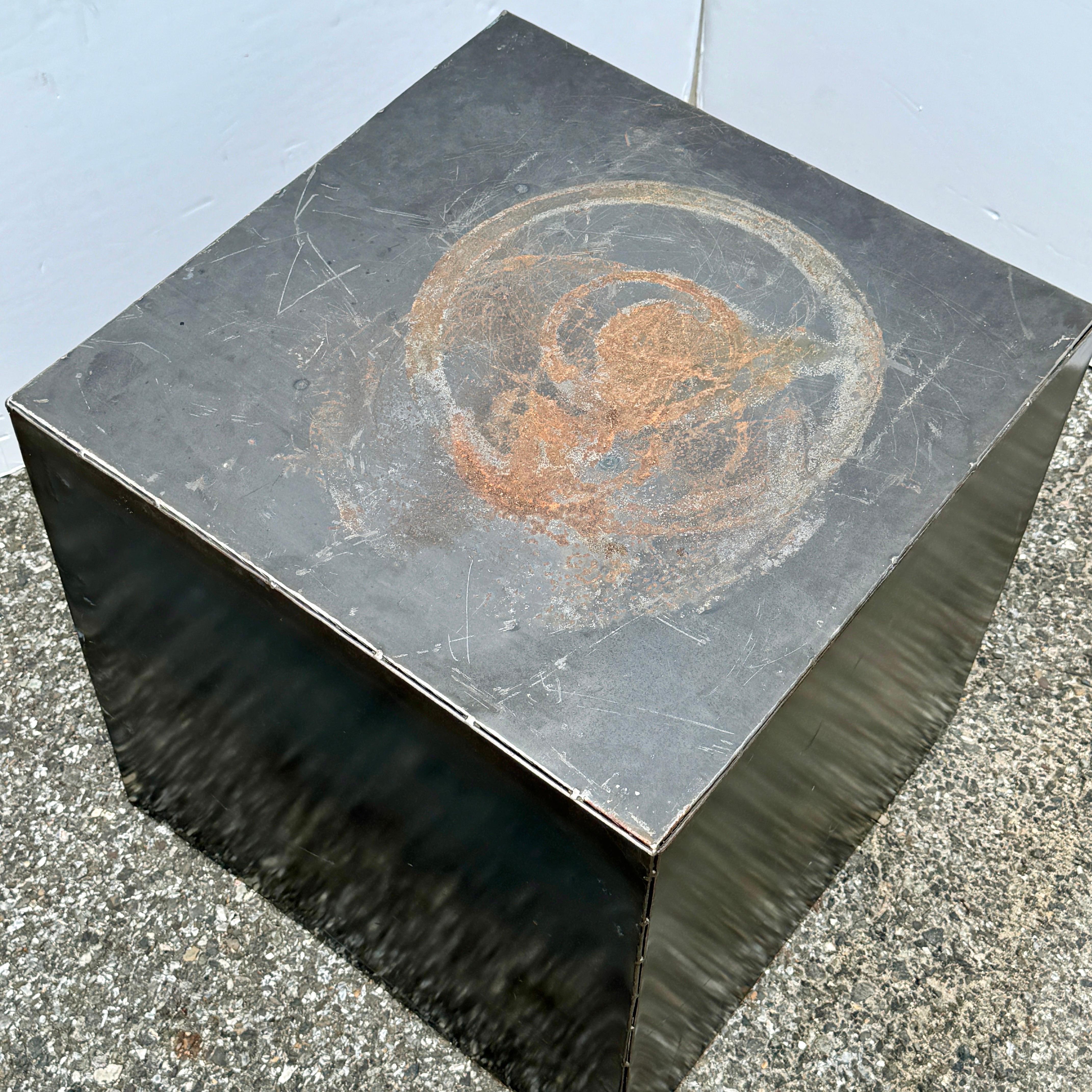 Gran Pedestal Industrial Moderno Cubo de Acero Patinado Pintado a mano en venta