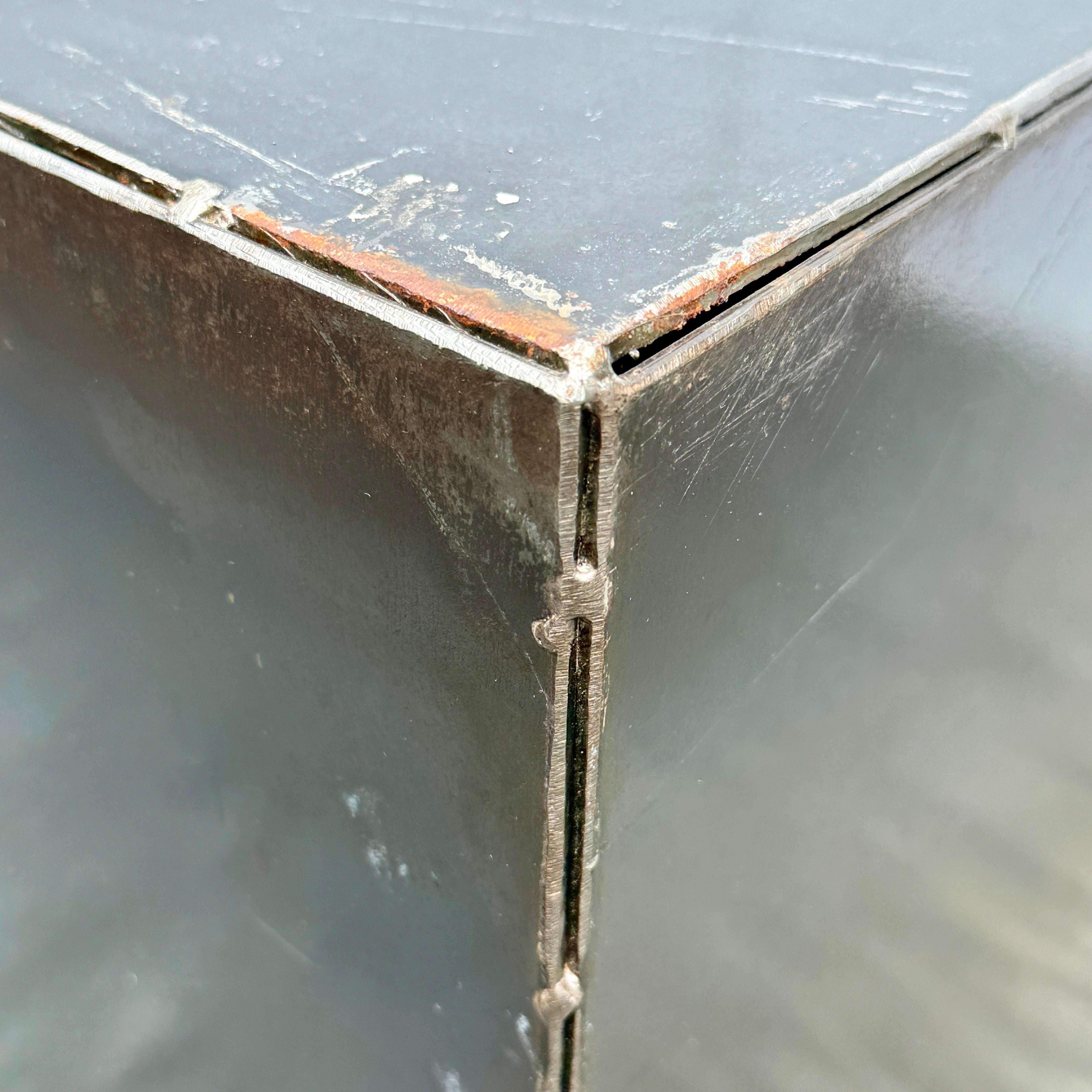 Gran Pedestal Industrial Moderno Cubo de Acero Patinado en Bueno estado para la venta en Haddonfield, NJ