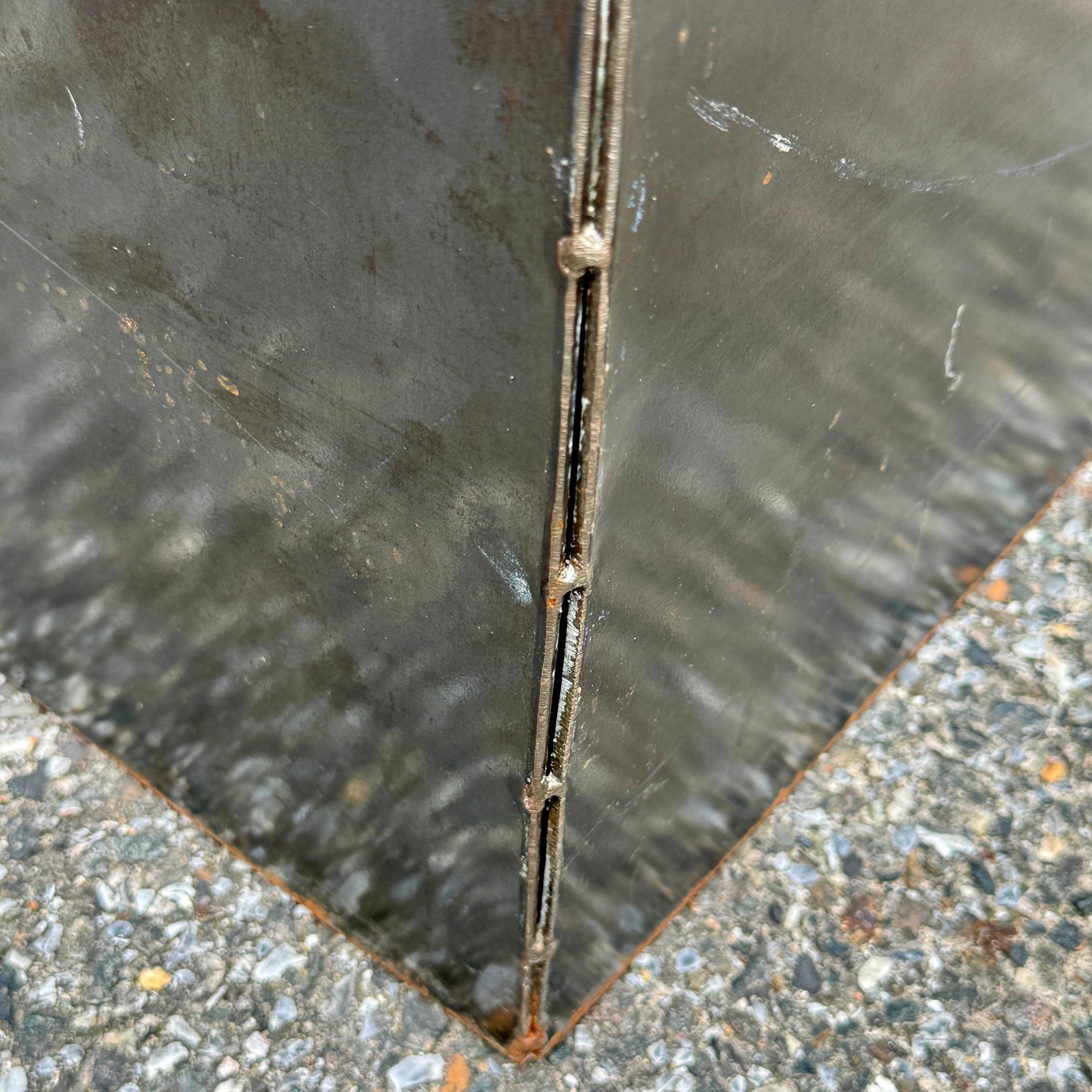 Gran Pedestal Industrial Moderno Cubo de Acero Patinado siglo XX en venta