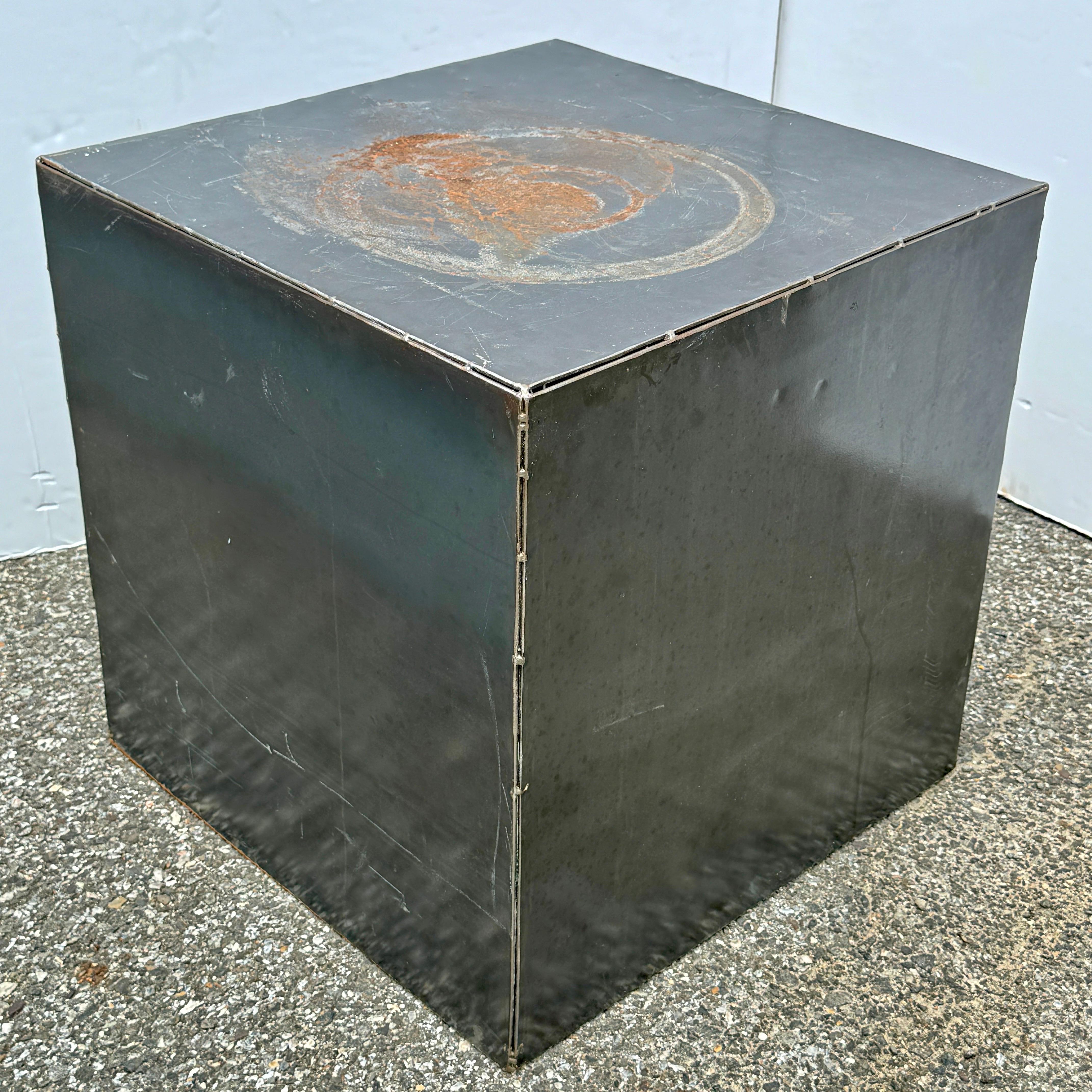 Gran Pedestal Industrial Moderno Cubo de Acero Patinado en venta 3