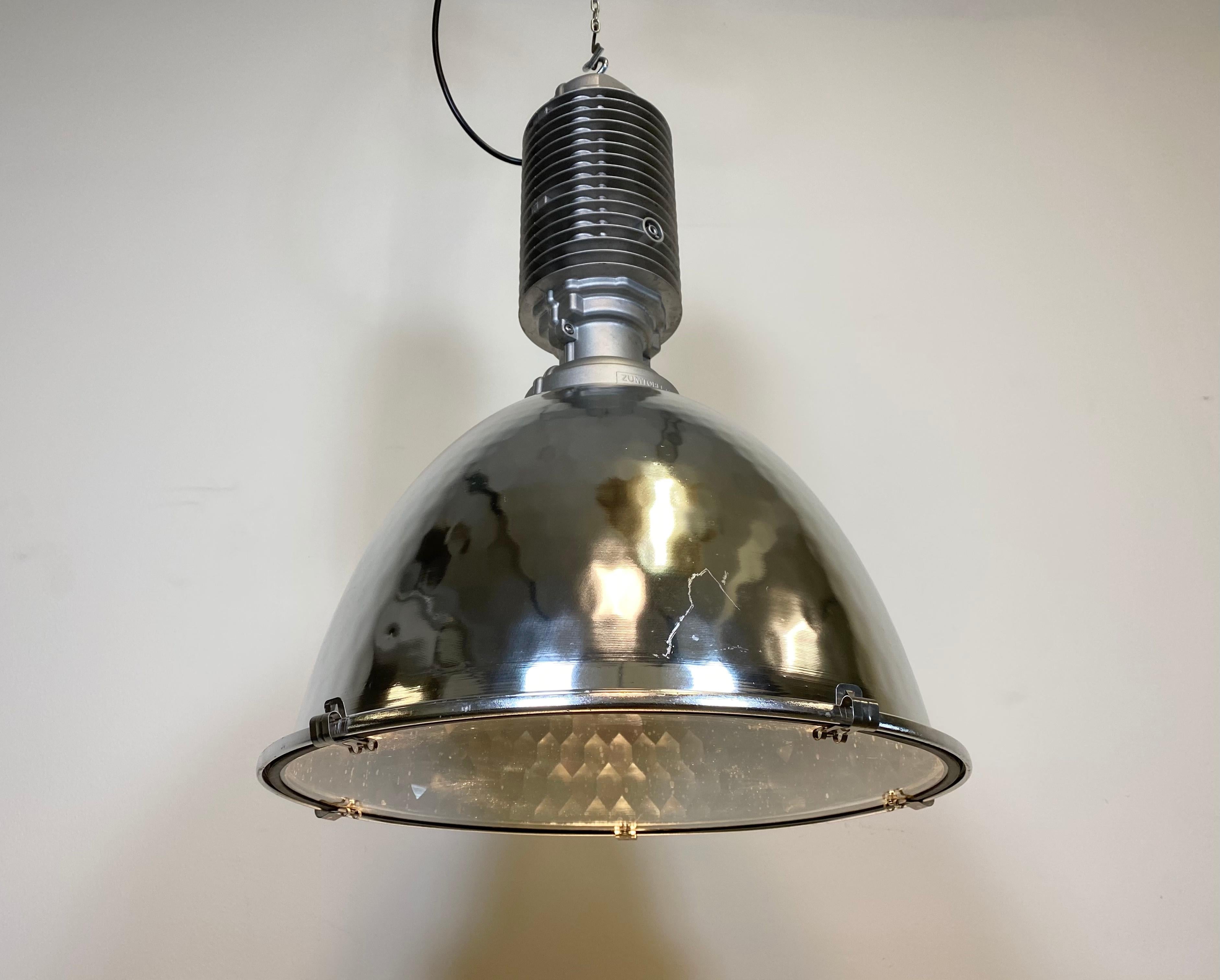 Grande lampada a sospensione industriale di Charles Keller per Zumtobel Staff, 1990 in vendita 2