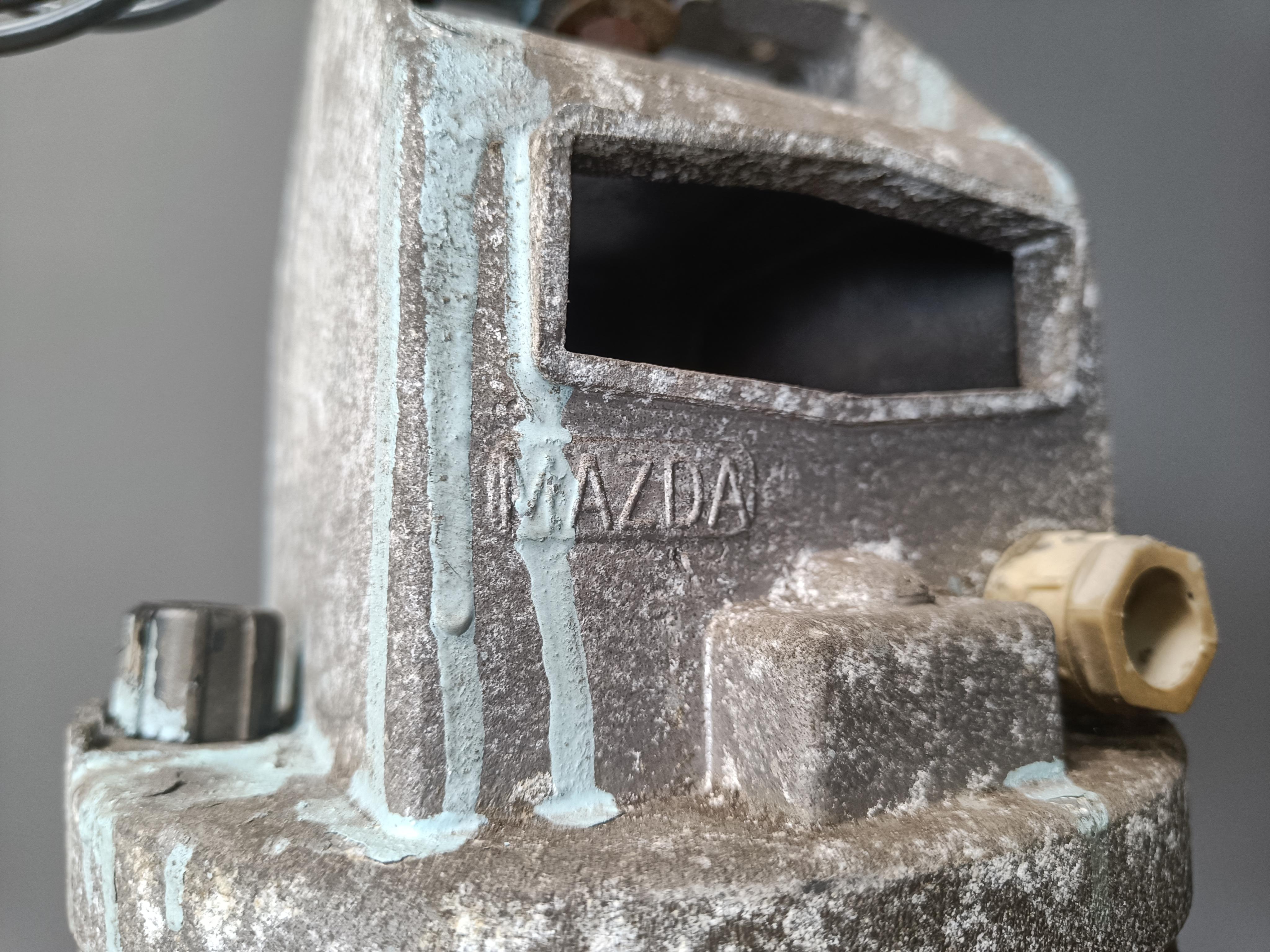 Beeindruckende, robuste Industrielampen mit gusseisernem Kopf und Lampenschirmen aus Aluminium.

Die Lampen haben einen schönen Industrie-Look und wären ein schöner Kontrast für eine moderne Einrichtung.

Ideal für eine Bar, ein Restaurant, ein