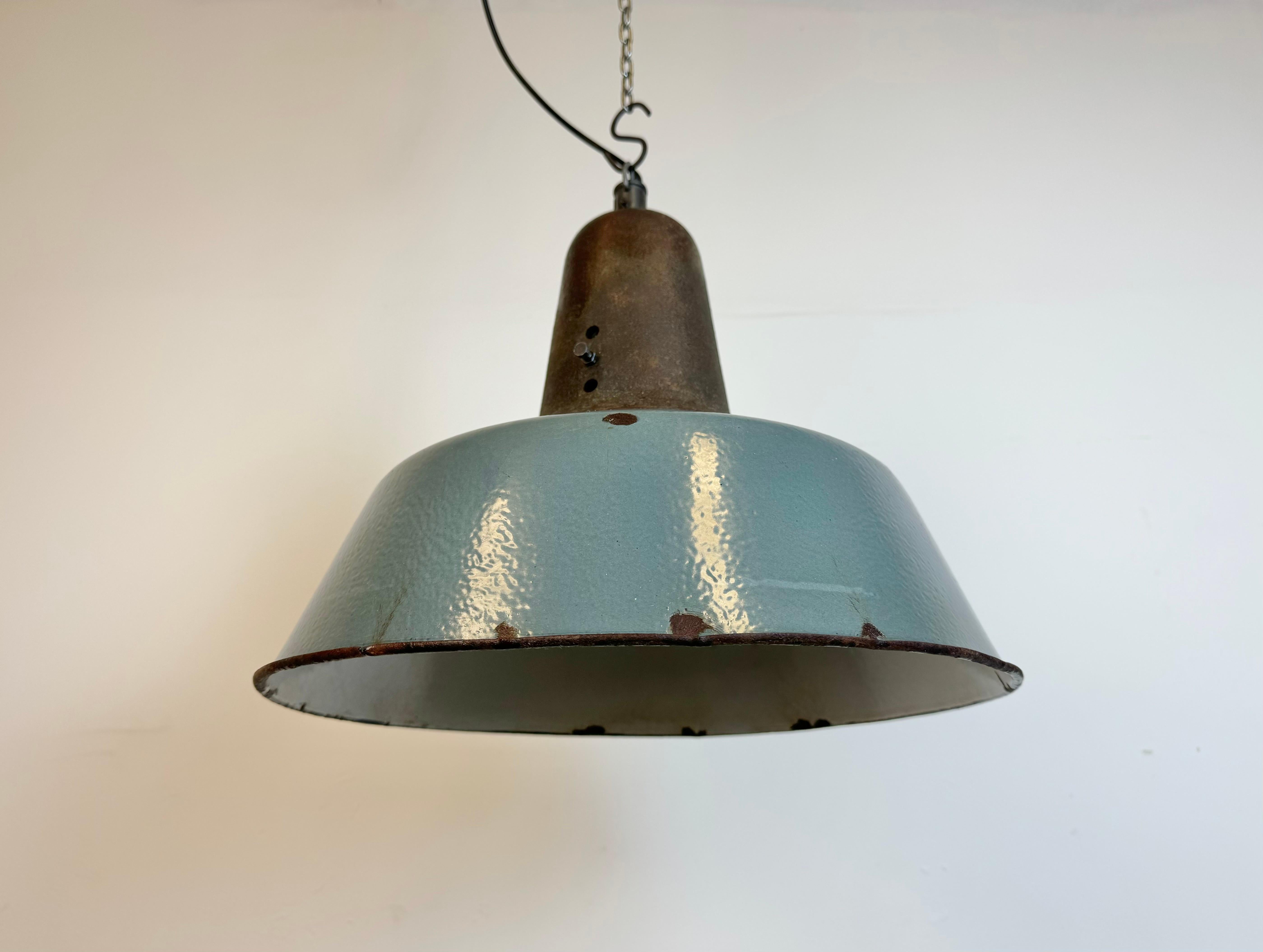 Large Industrial Grey Enamel Factory Lamp with Cast Iron Top, 1960s For Sale 5