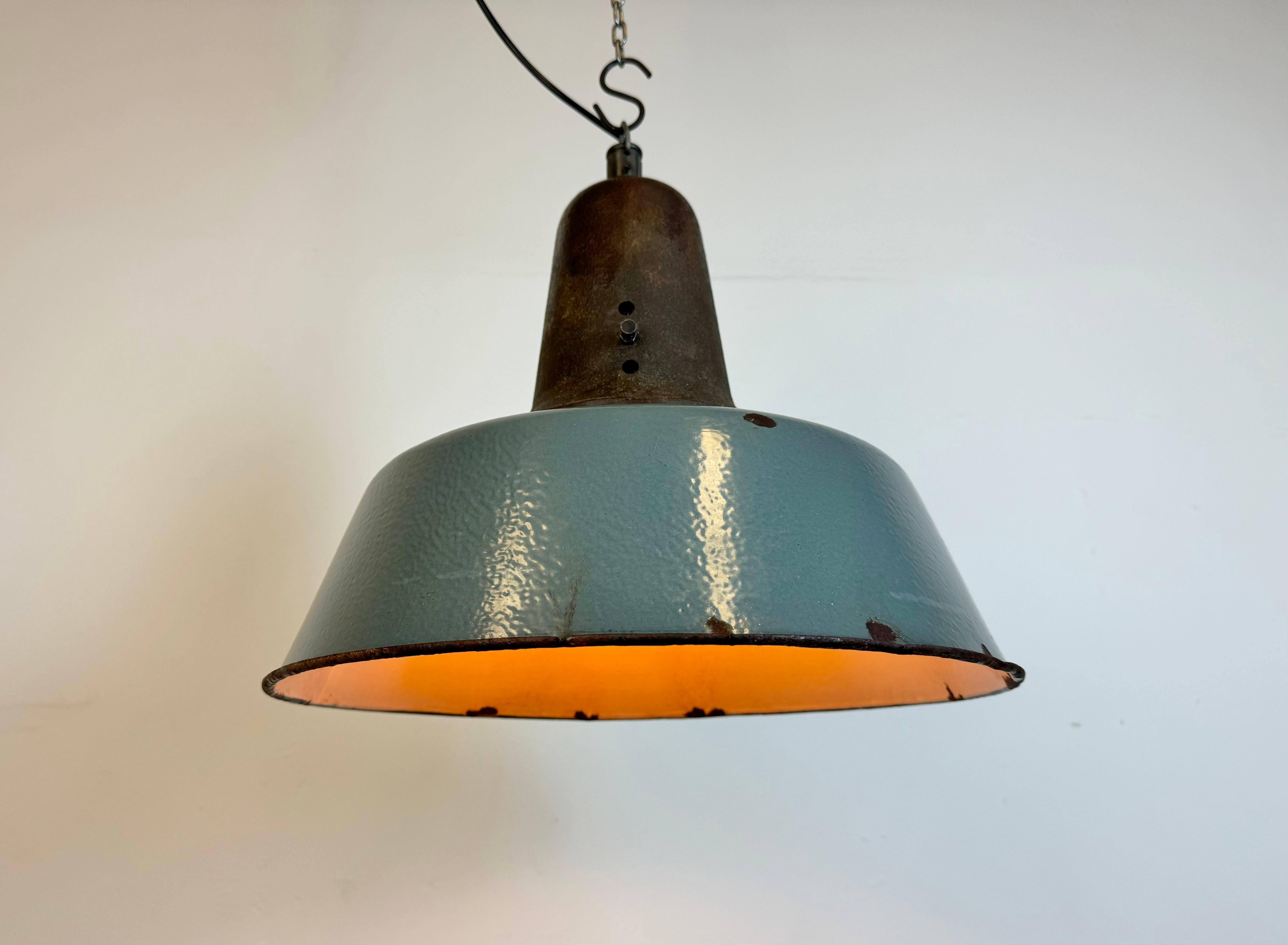 Large Industrial Grey Enamel Factory Lamp with Cast Iron Top, 1960s For Sale 6