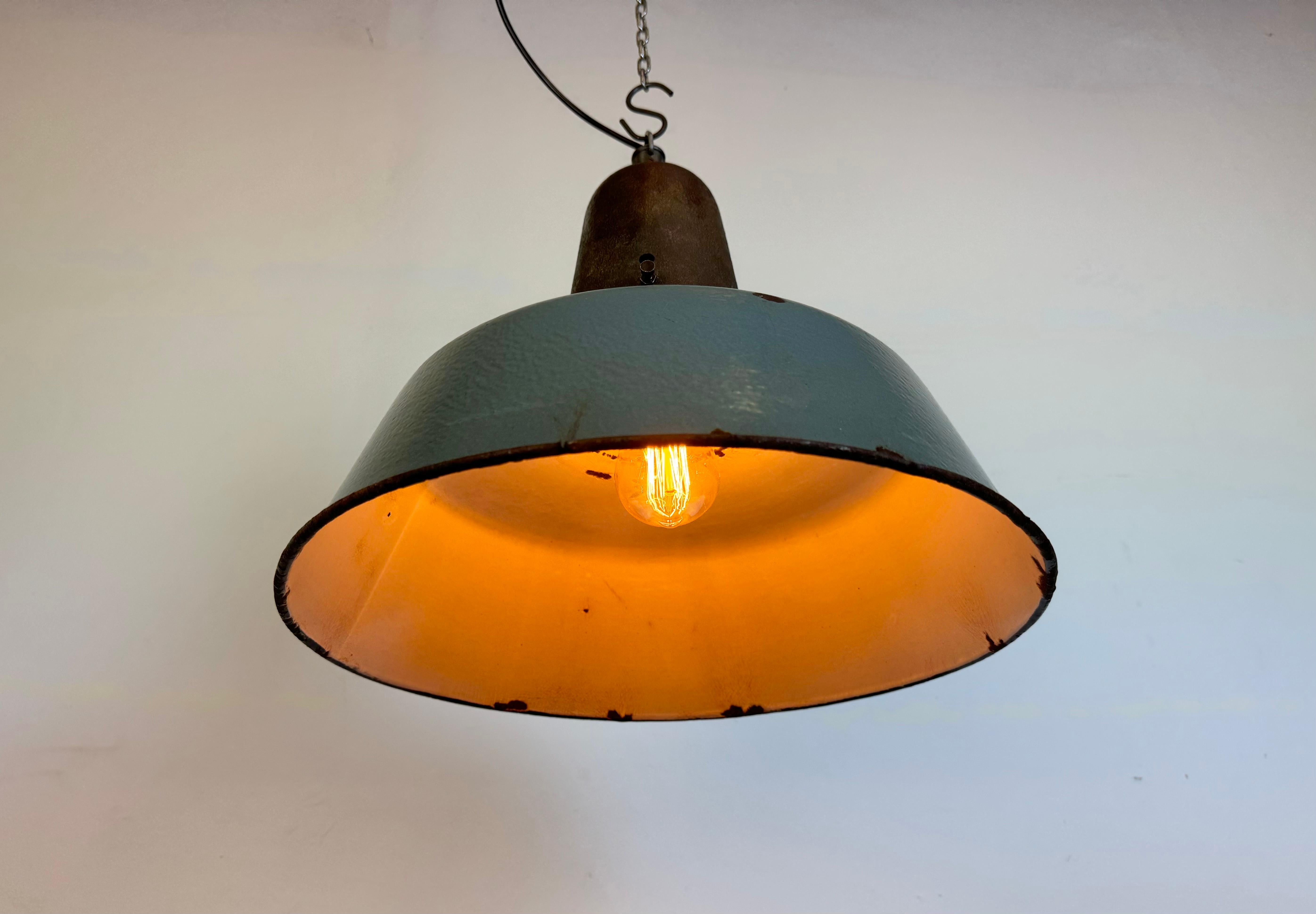 Large Industrial Grey Enamel Factory Lamp with Cast Iron Top, 1960s For Sale 7