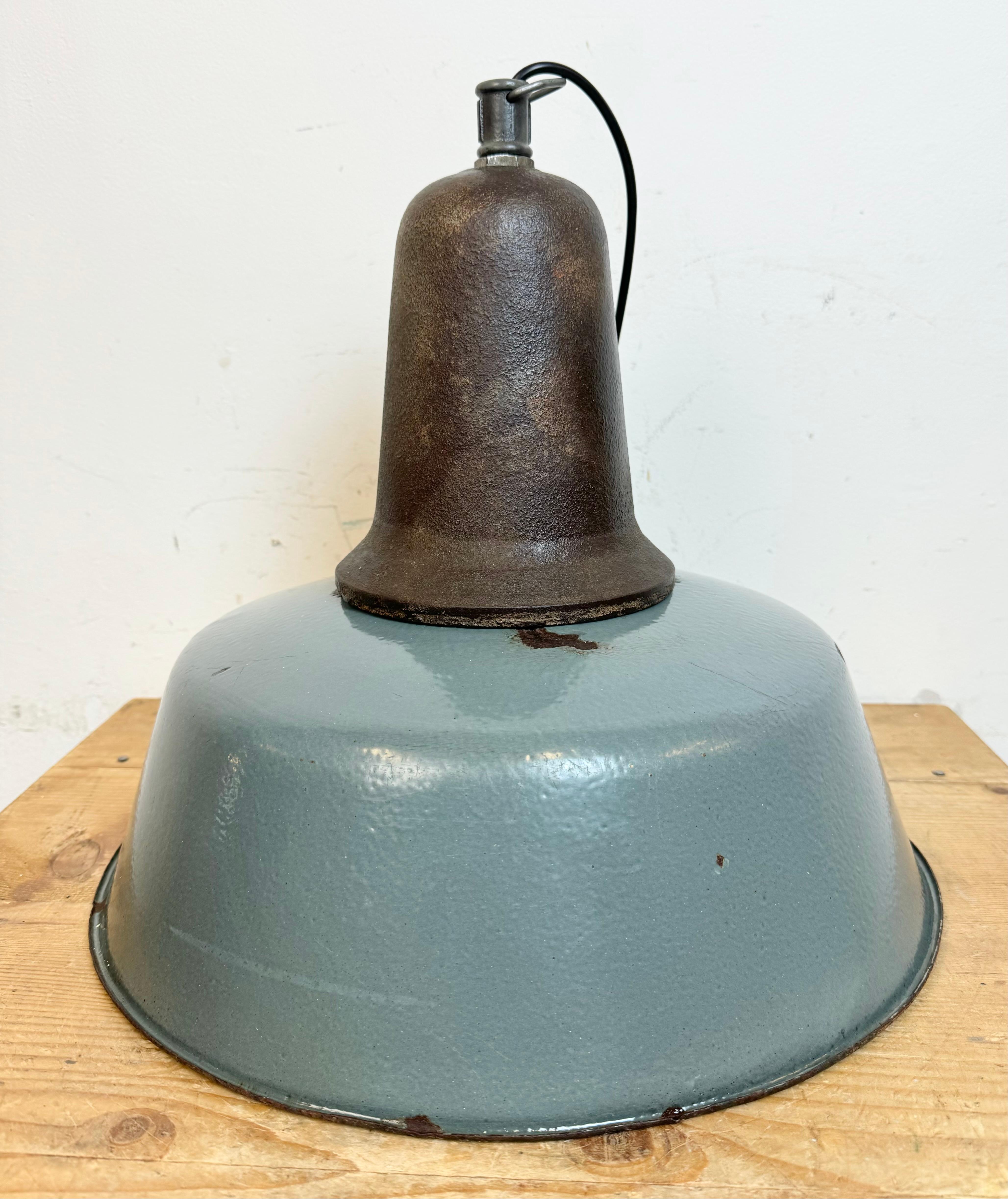 Large Industrial Grey Enamel Factory Lamp with Cast Iron Top, 1960s For Sale 10