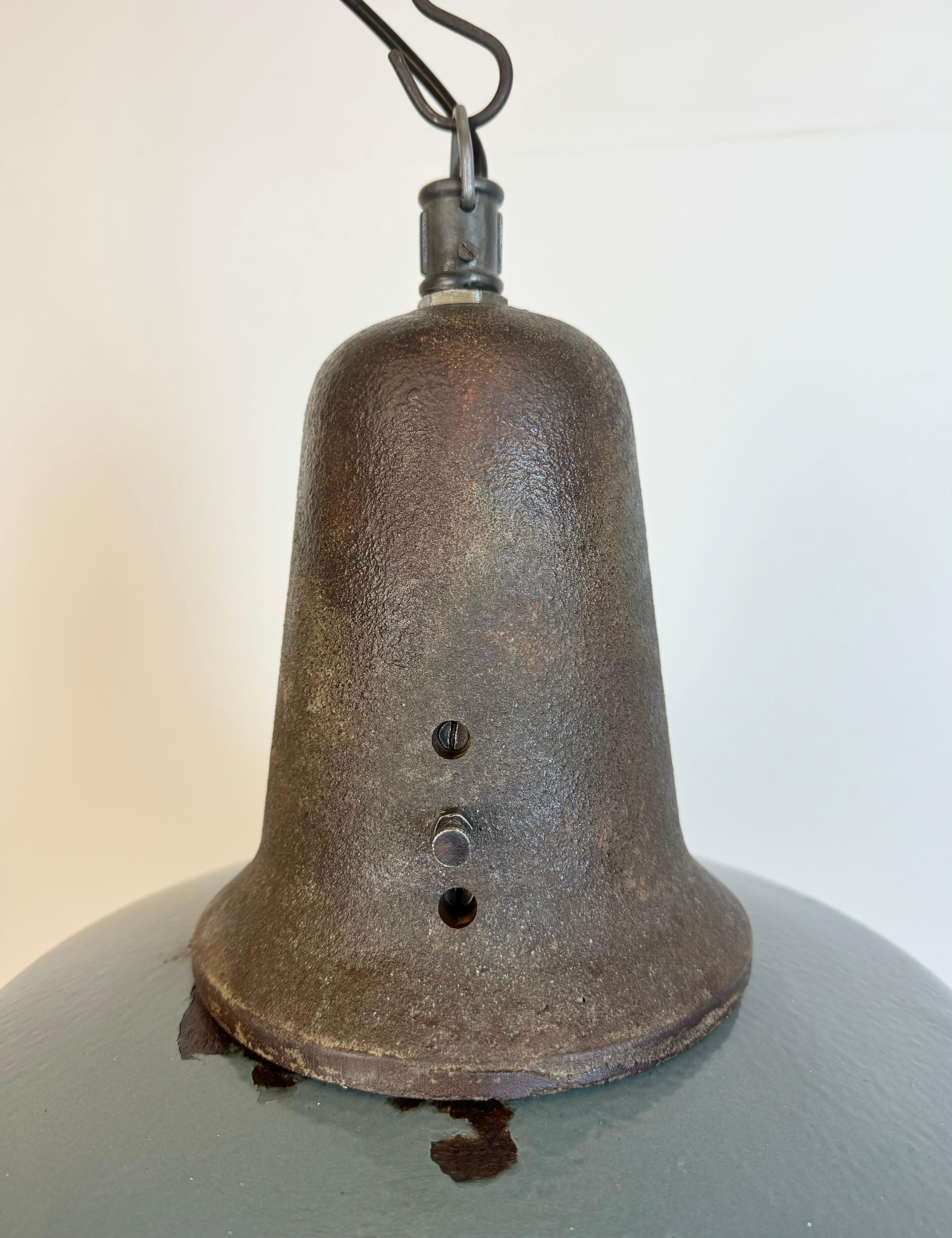 Large Industrial Grey Enamel Factory Lamp with Cast Iron Top, 1960s In Good Condition For Sale In Kojetice, CZ
