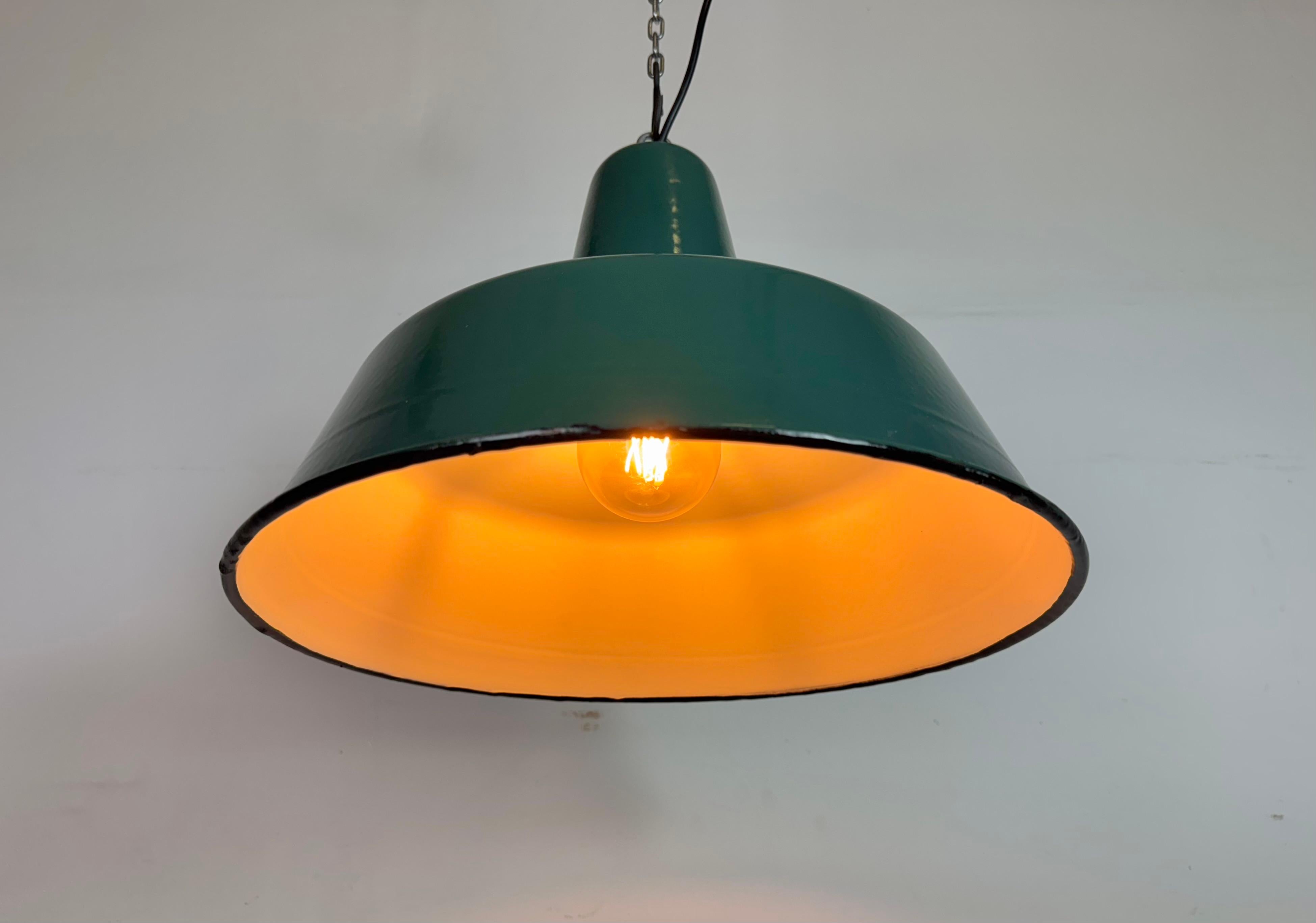 Grande lampada a sospensione industriale in smalto Petrol Factory, anni '60 in vendita 3