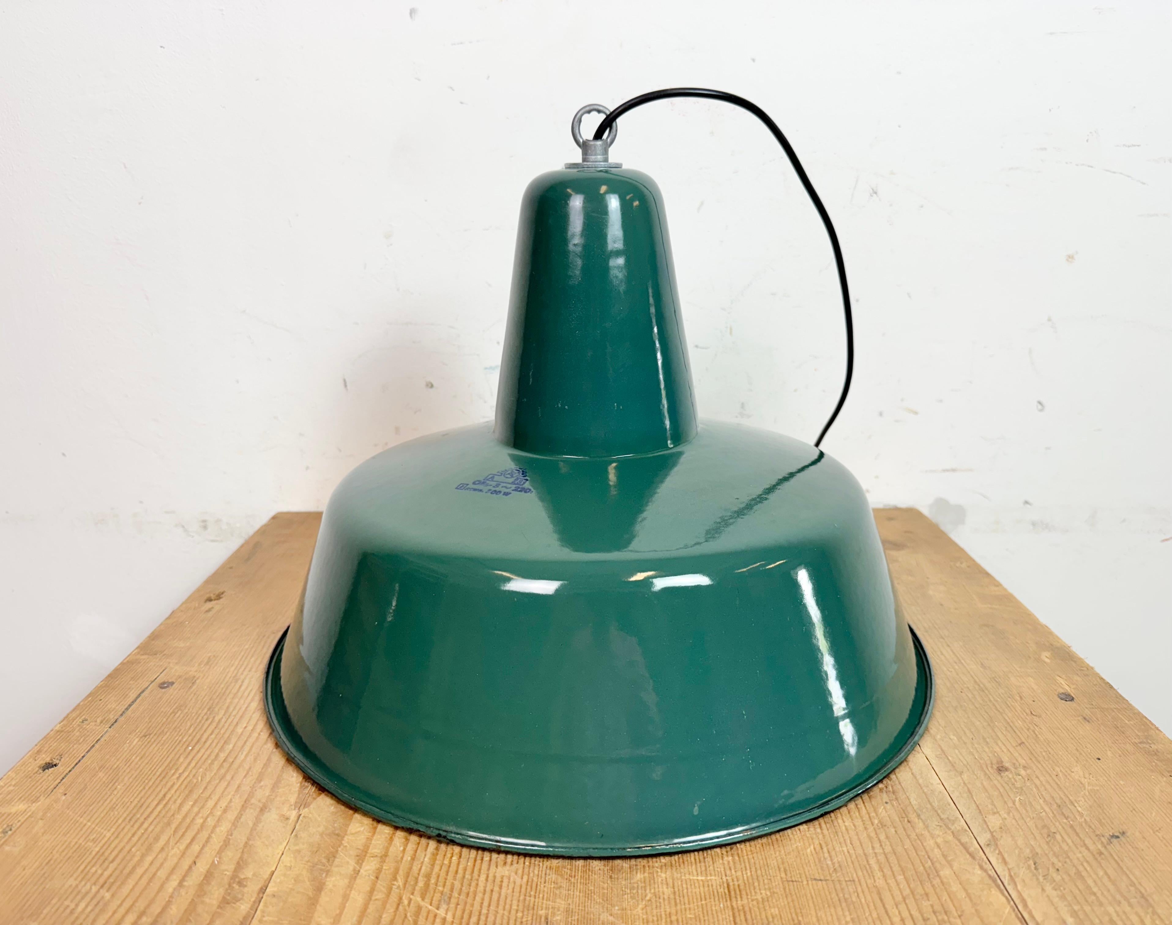 Grande lampada a sospensione industriale in smalto Petrol Factory, anni '60 in vendita 4