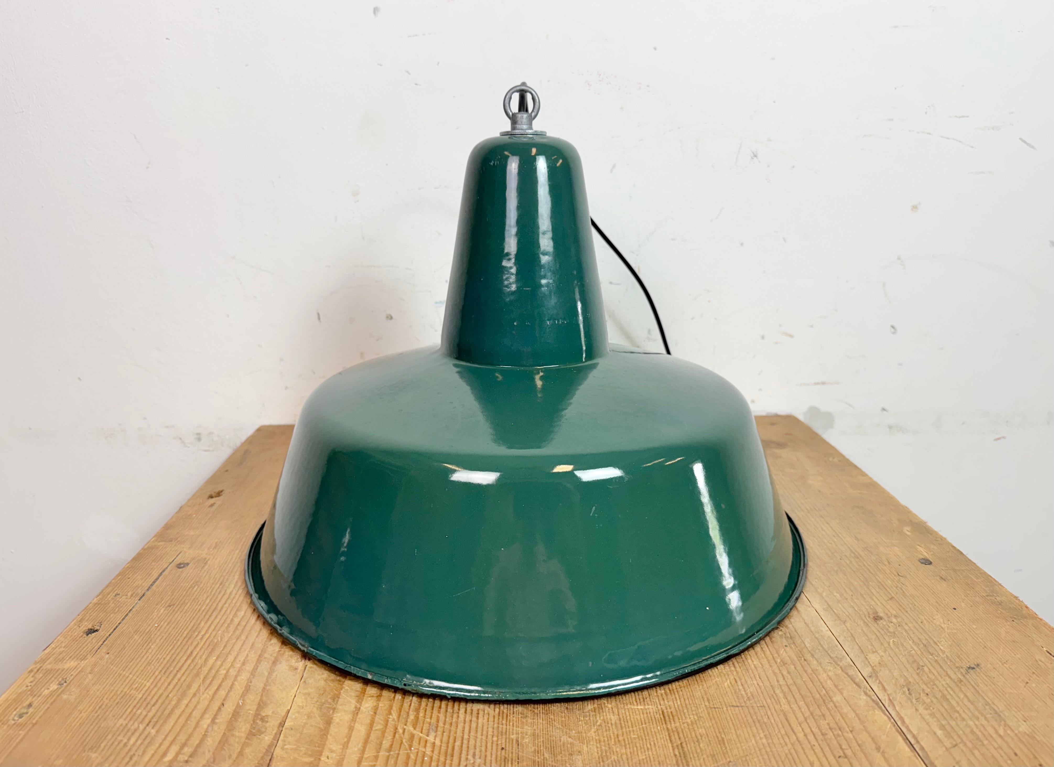 Grande lampada a sospensione industriale in smalto Petrol Factory, anni '60 in vendita 7